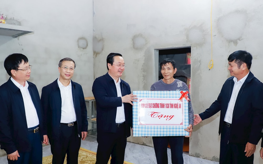 Bí thư Tỉnh ủy Nghệ An kiểm tra tiến độ xây dựng, sửa chữa nhà ở cho người có công, hộ nghèo tại huyện Quỳ Châu