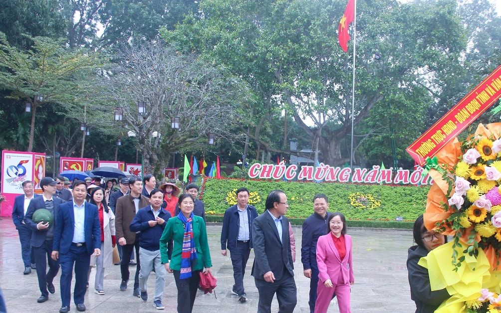 Văn phòng Đoàn đại biểu Quốc hội và HĐND tỉnh dâng hoa tưởng niệm Chủ tịch Hồ Chí Minh