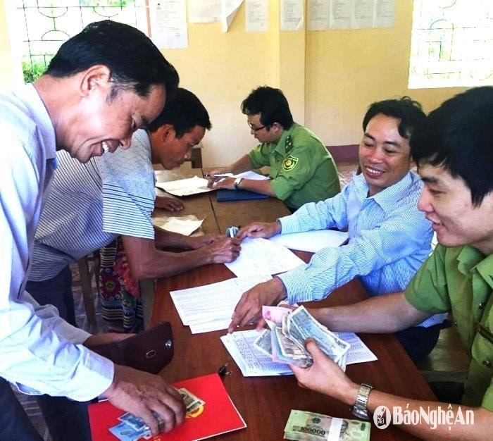 chi-tra-tien-dvmtr-tai-huyen-tuong-duong.jpg