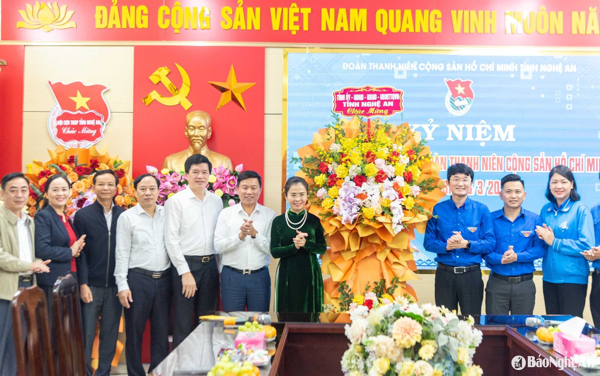 bna_pho-bi-thu-tinh-uy-vo-thi-minh-sinh-chuc-mung-tinh-doan-2-.jpg