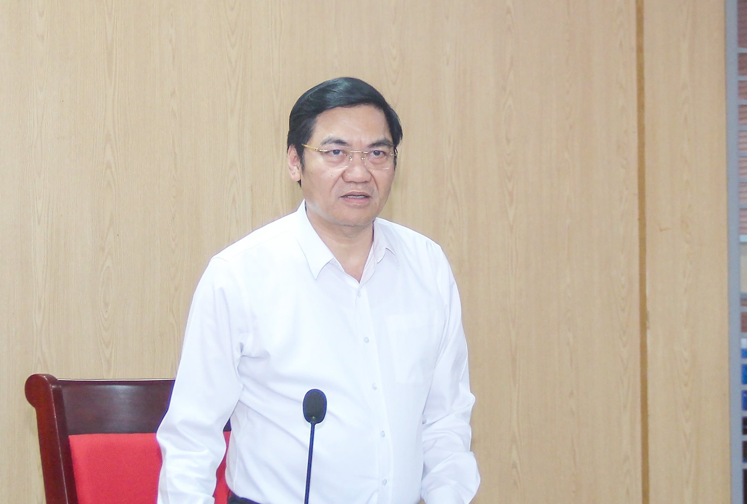 bna_-dong-chi-hoang-nghia-hieu-pho-bi-thu-thuong-truc-tinh-uy-chu-tich-hdnd-tinh-chu-tri-phien-hop(1)-fde8849f12cc2614919d875f8fd799bd.jpg