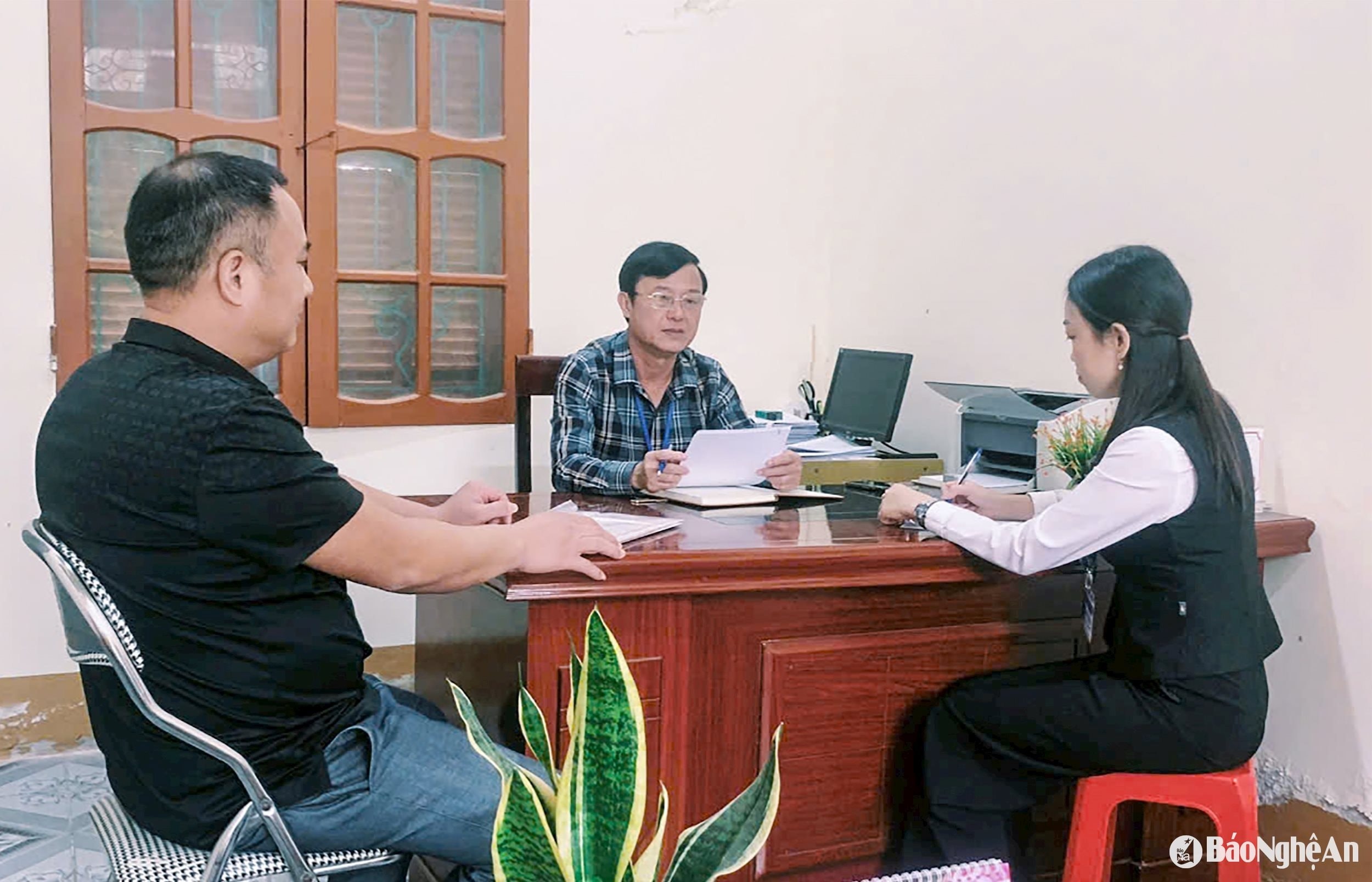bna_-can-bo-cong-chuc-xa-cat-van-huyen-thanh-chuong-giai-quyet-cong-viec-cho-nguoi-dan.-anh-mai-hoa.jpg