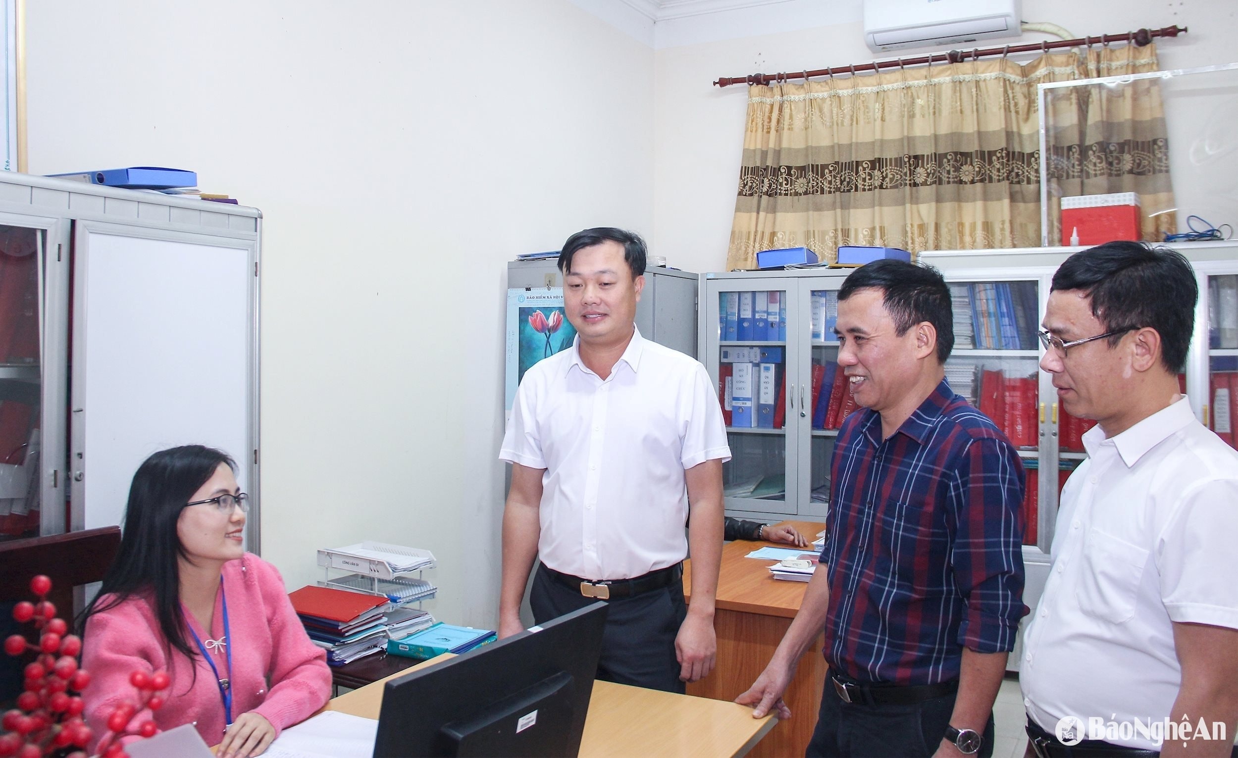 bna_-can-bo-huyen-hung-nguyen-trao-doi-voi-can-bo-cong-chuc-xa-thinh-my-ve-thuc-hien-nhiem-vu-chinh-tri.-anh-mai-hoa.jpg