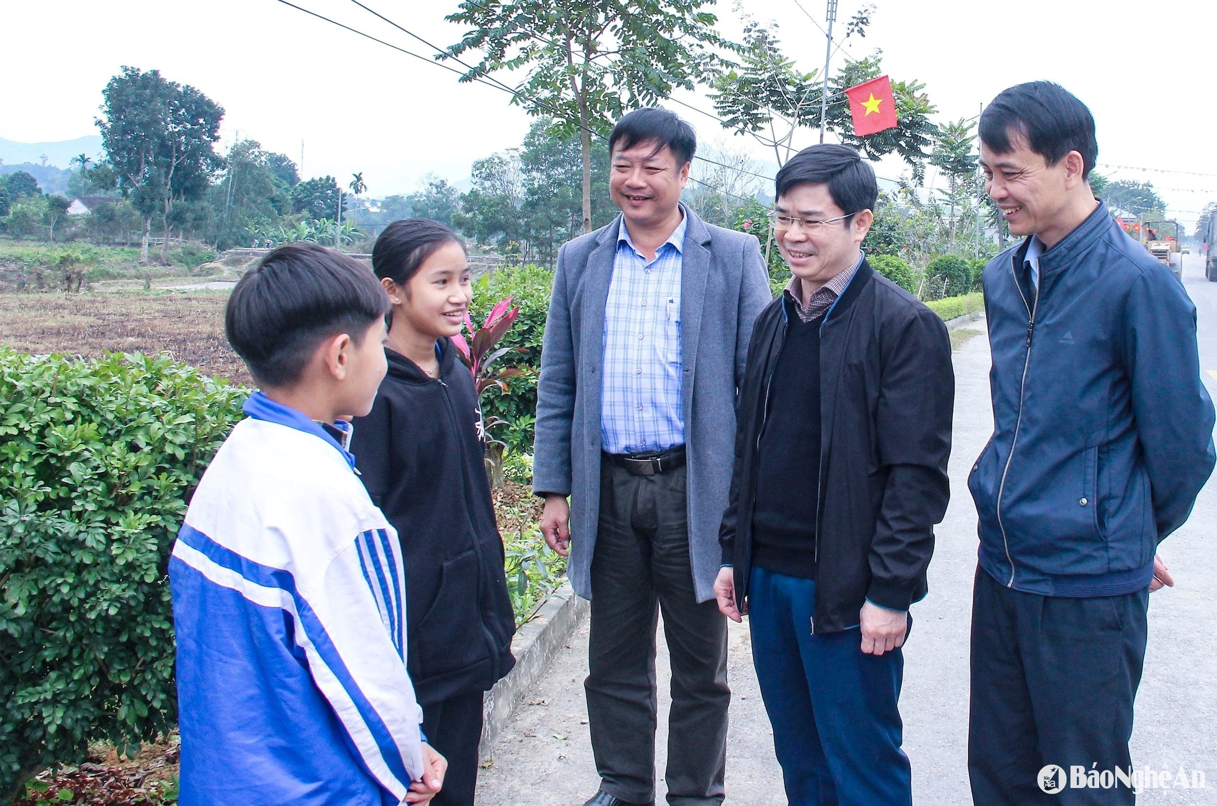 bna_-can-bo-huyen-thanh-chuong-va-xa-hanh-lam-tro-chuyen-voi-cac-chau-thieu-ni-ve-cham-lo-giu-gin-ve-sinh-moi-truong-nong-thon.-anh-mai-hoa.jpg
