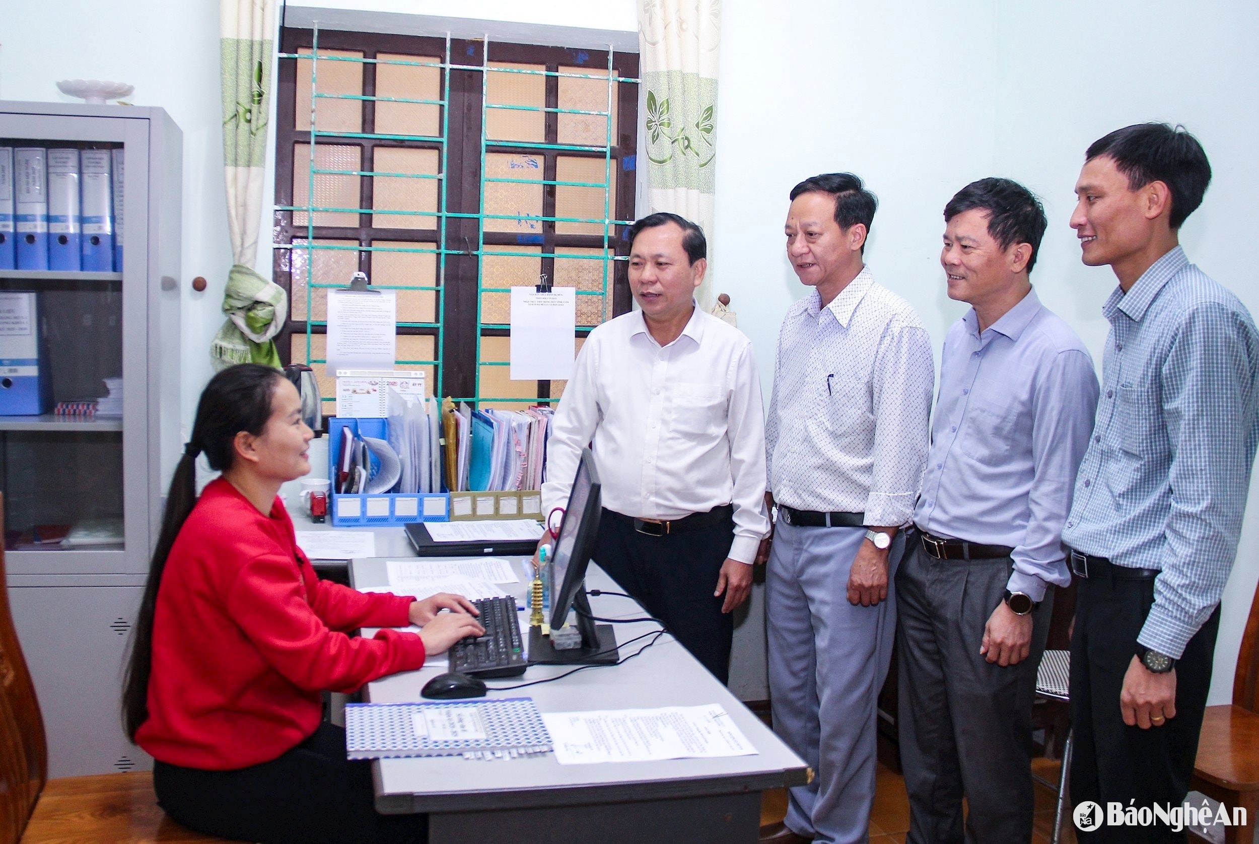 bna_-can-bo-huyen-uy-quynh-luu-trao-doi-voi-can-bo-cong-chuc-xa-thuan-long.-anh-mai-hoa.jpg