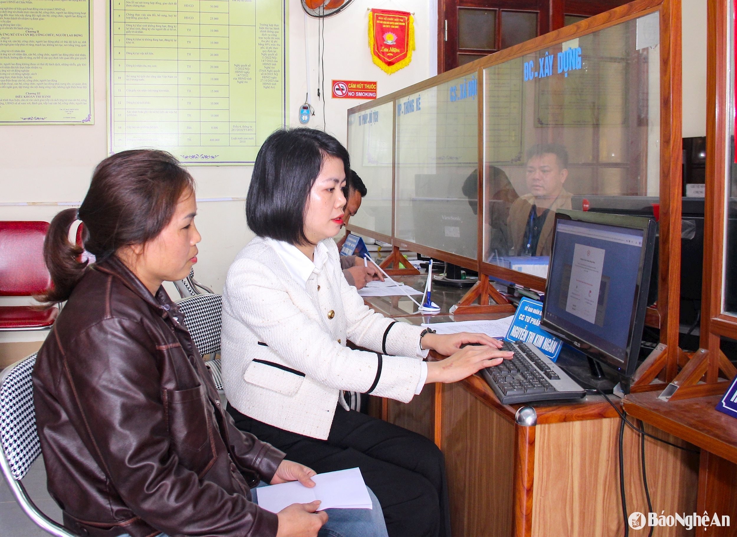 bna_-can-bo-xa-chau-nhan-huyen-hung-nguyen-huong-dan-nguoi-dan-quy-trinh-thuc-hien-thu-tuc-hanh-chinh-tren-dich-vu-cong-truc-tuyen.-anh-mai-hoa.jpg