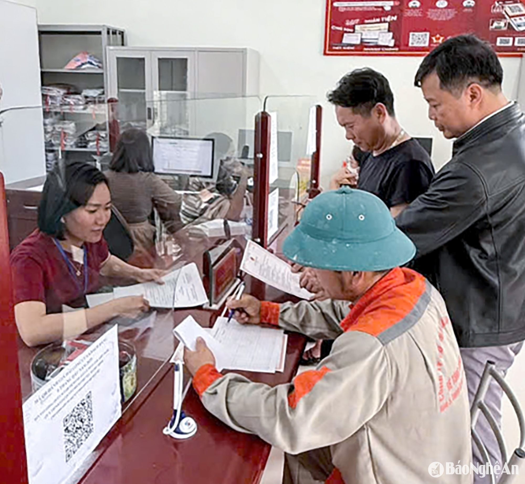 bna_-cong-chuc-xa-phu-thanh-huyen-yen-thanh-giai-quyet-thu-tuc-hanh-chinh-cho-nguoi-dan.jpg