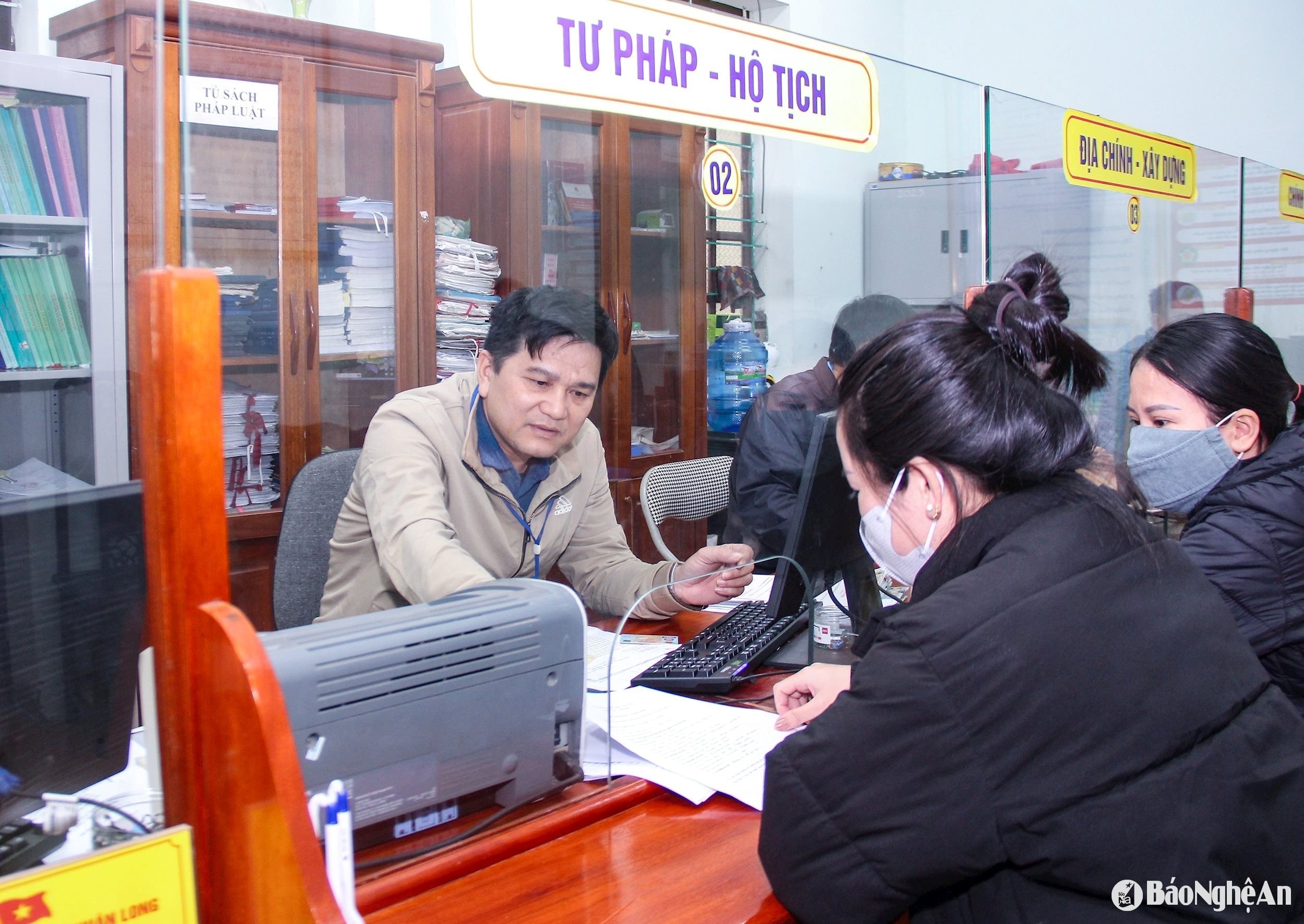bna_-cong-chuc-xa-thuan-long-huyen-quynh-luu-giai-quyet-thu-tuc-hanh-chinh-cho-nguoi-dan.-anh-mai-hoa.jpg