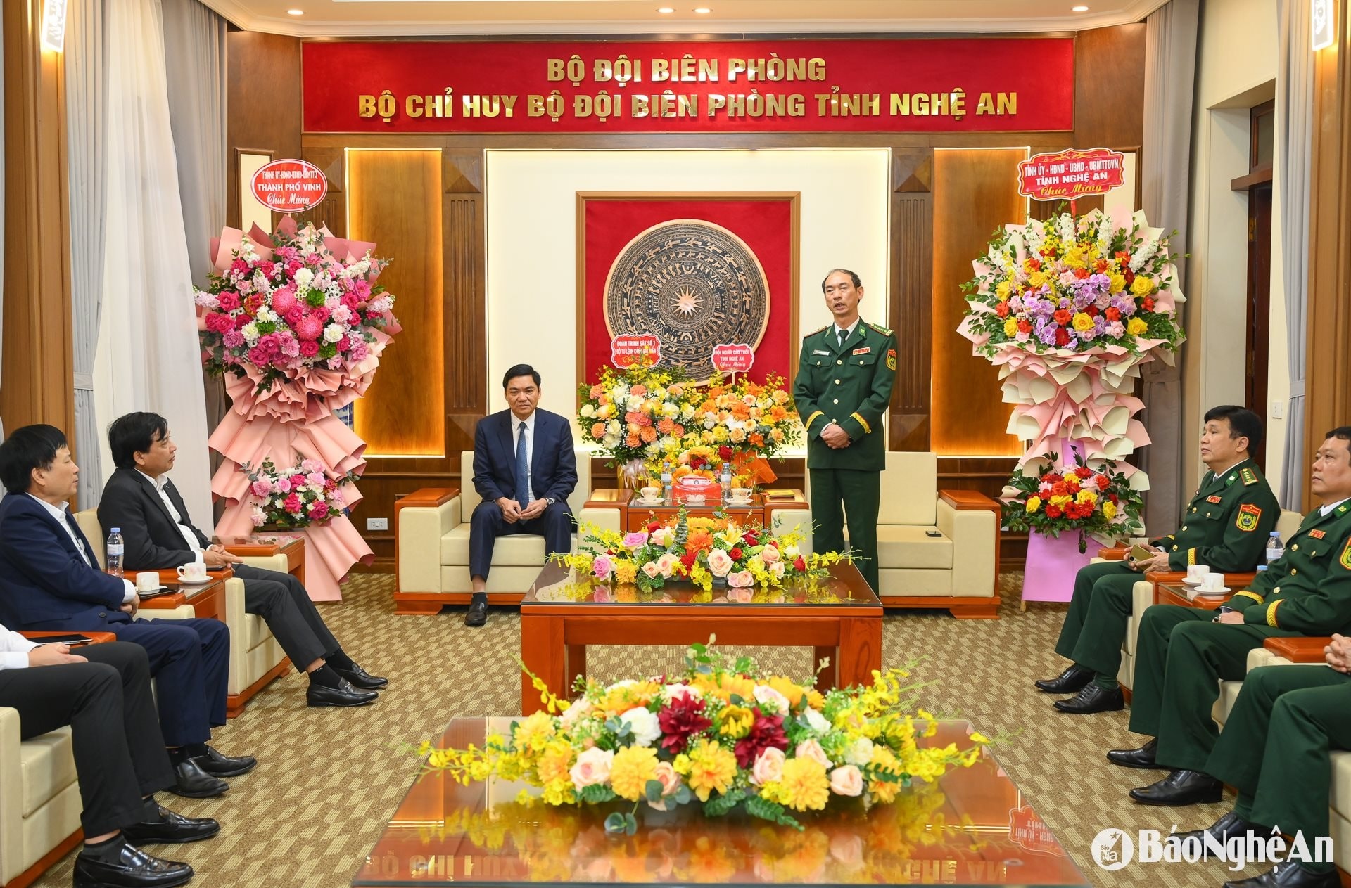 bna_dc-hoang-nghia-hieu-chuc-mung-bien-phong-tinh10.jpg