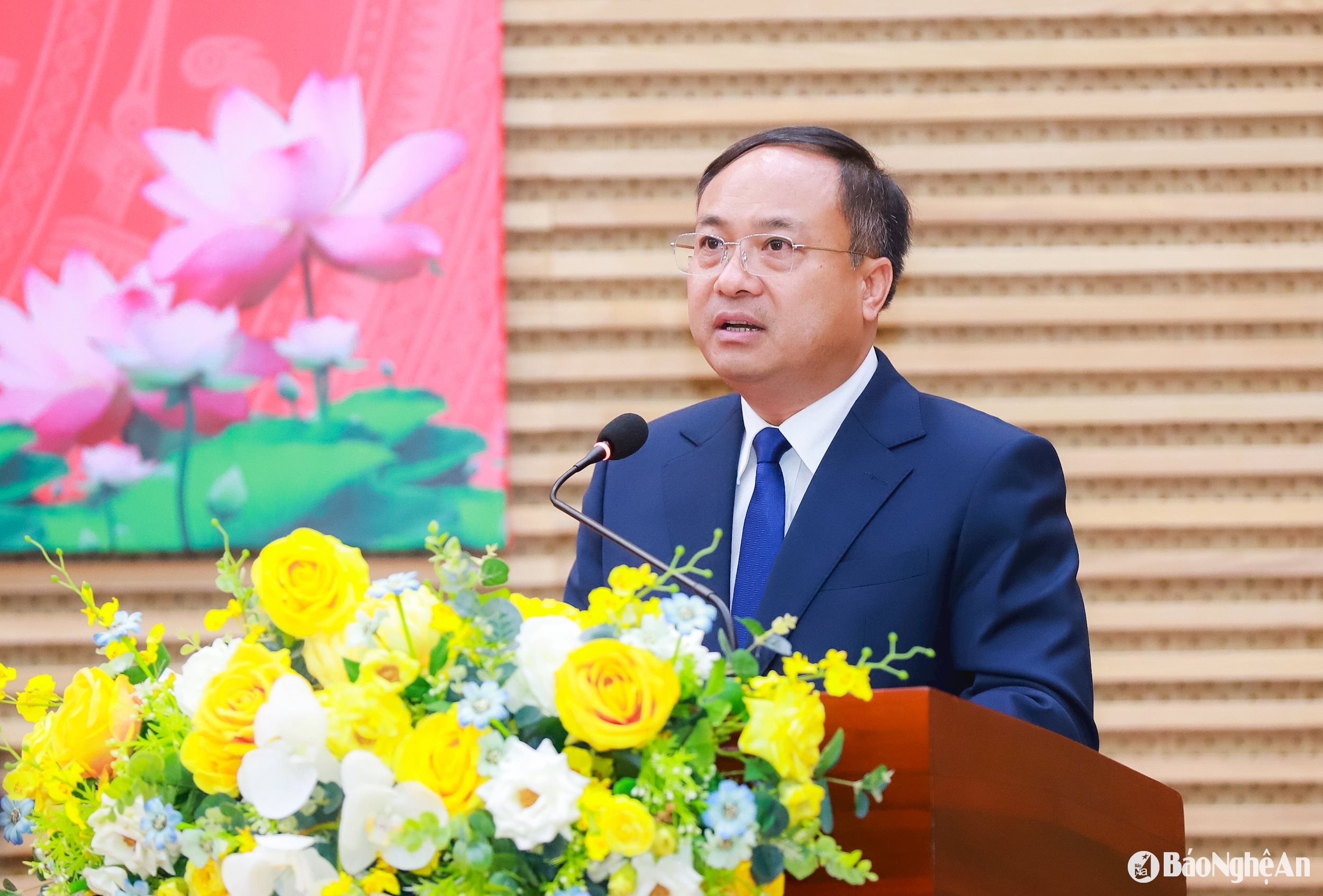bna_dong-chi-nguyen-viet-hung-uy-vien-ban-chap-hanh-dang-bo-tinh-giam-doc-so-noi-vu-cong-bo-cac-quyet-dinh-cua-thu-tuong-chinh-phu-phe-chuan-ket-qua-bau-2-pho-chu-tich-ubnd-tinh-nghe-an.jpg