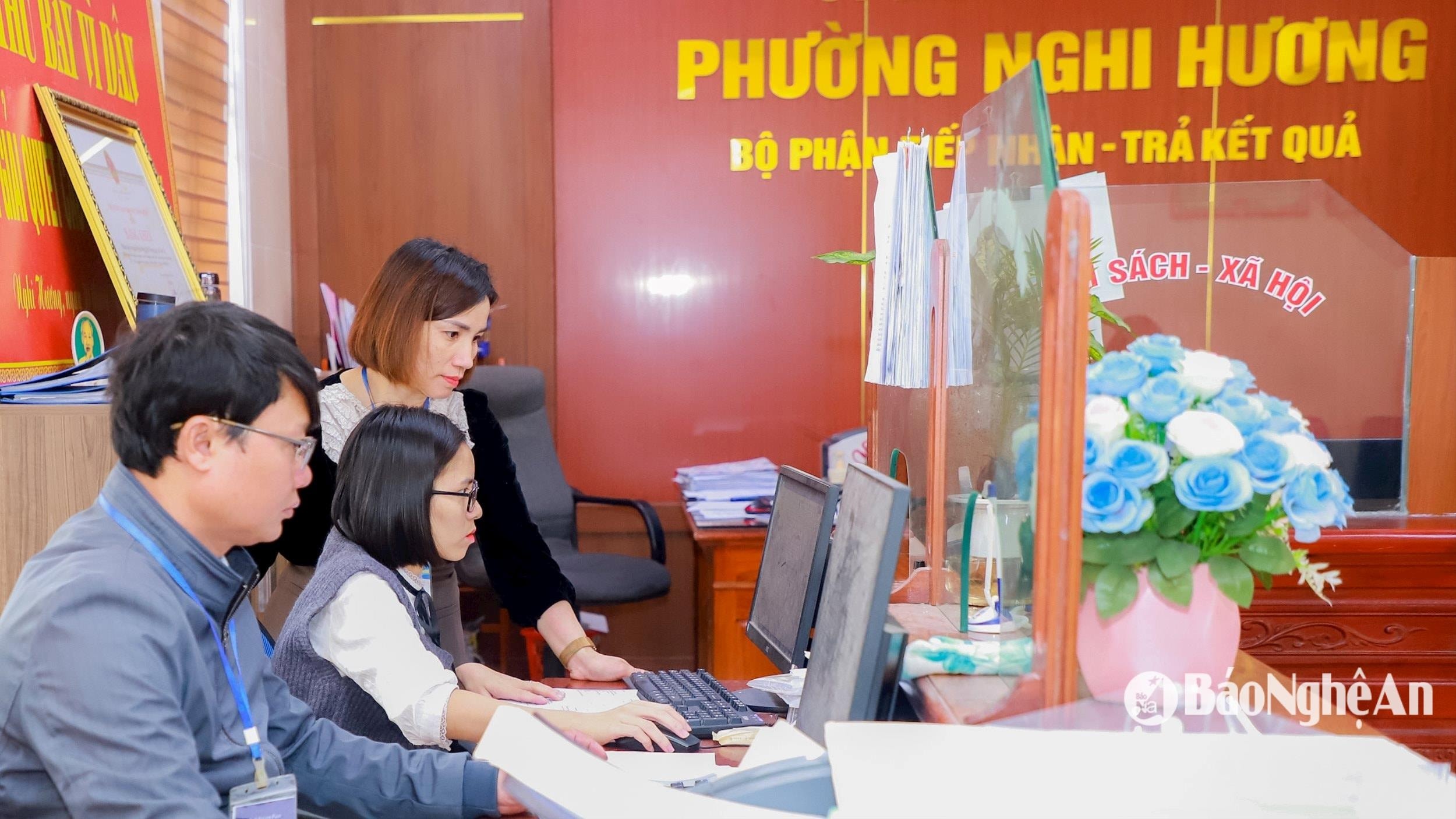 can-bo-cong-chuc-cap-xa-thanh-pho-vinh(1).jpg