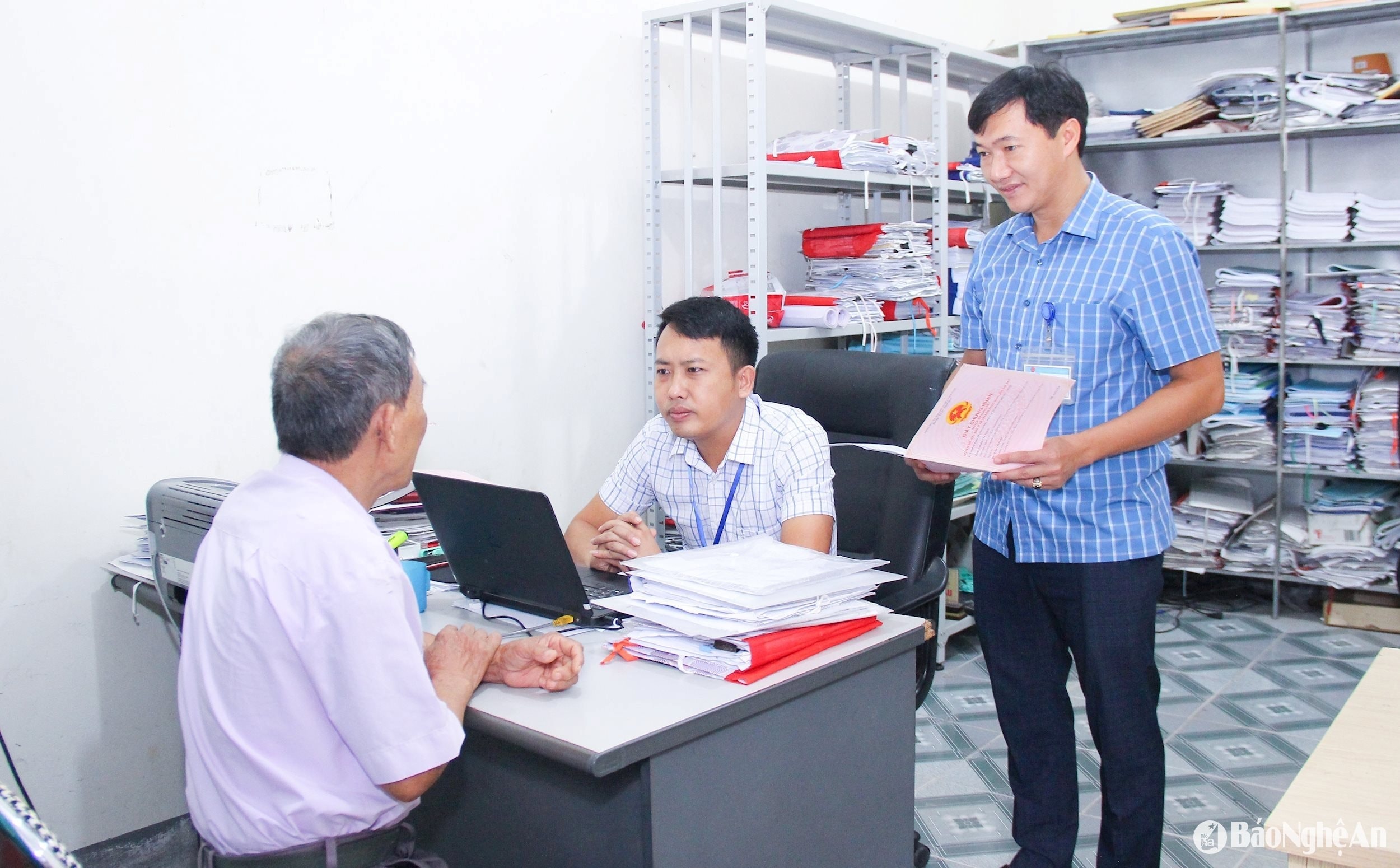 bna_-can-bo-cong-chuc-thi-tran-thanh-chuong-lang-nghe-de-giai-quyet-thu-tuc-hanh-chinh-ve-dat-dai-cho-nguoi-dan.-anh-mai-hoa.jpg
