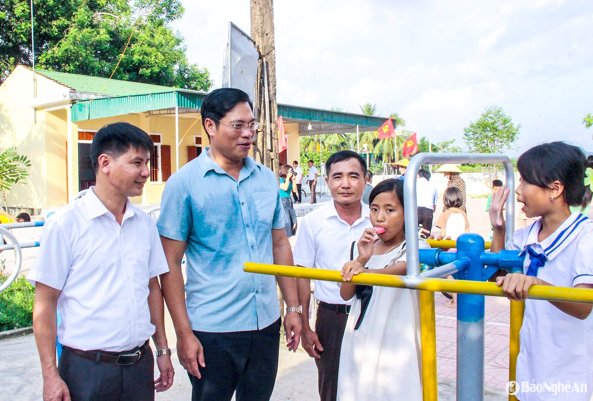 bna_-can-bo-huyen-do-luong-kiem-tra-co-so-vat-chat-o-co-so.-anh-mai-hoa.jpg