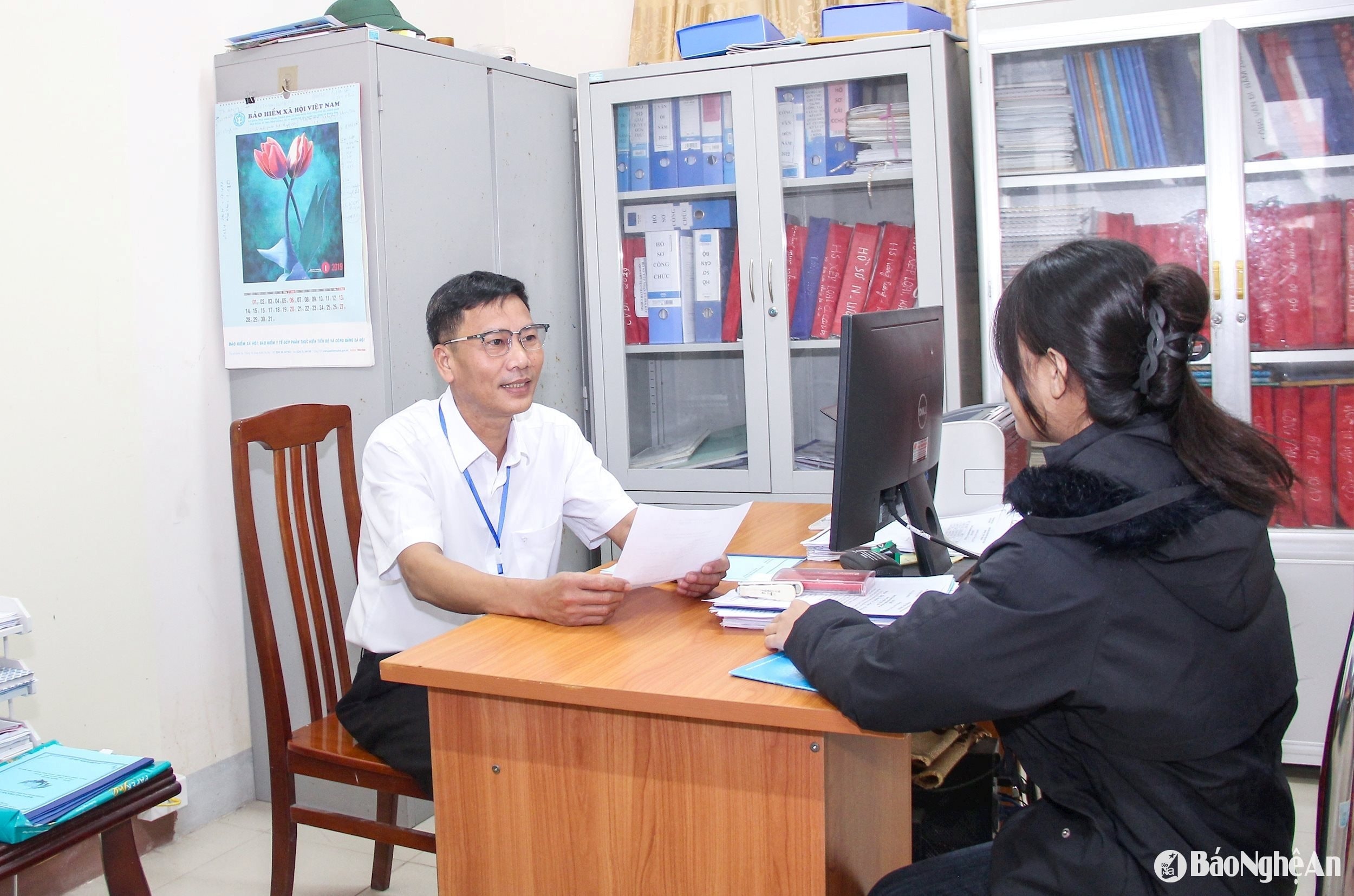 bna_-cong-chuc-xa-thinh-my-huyen-hung-nguyen-giai-quyet-cong-viec-cho-nguoi-dan.-anh-mai-hoa.jpg