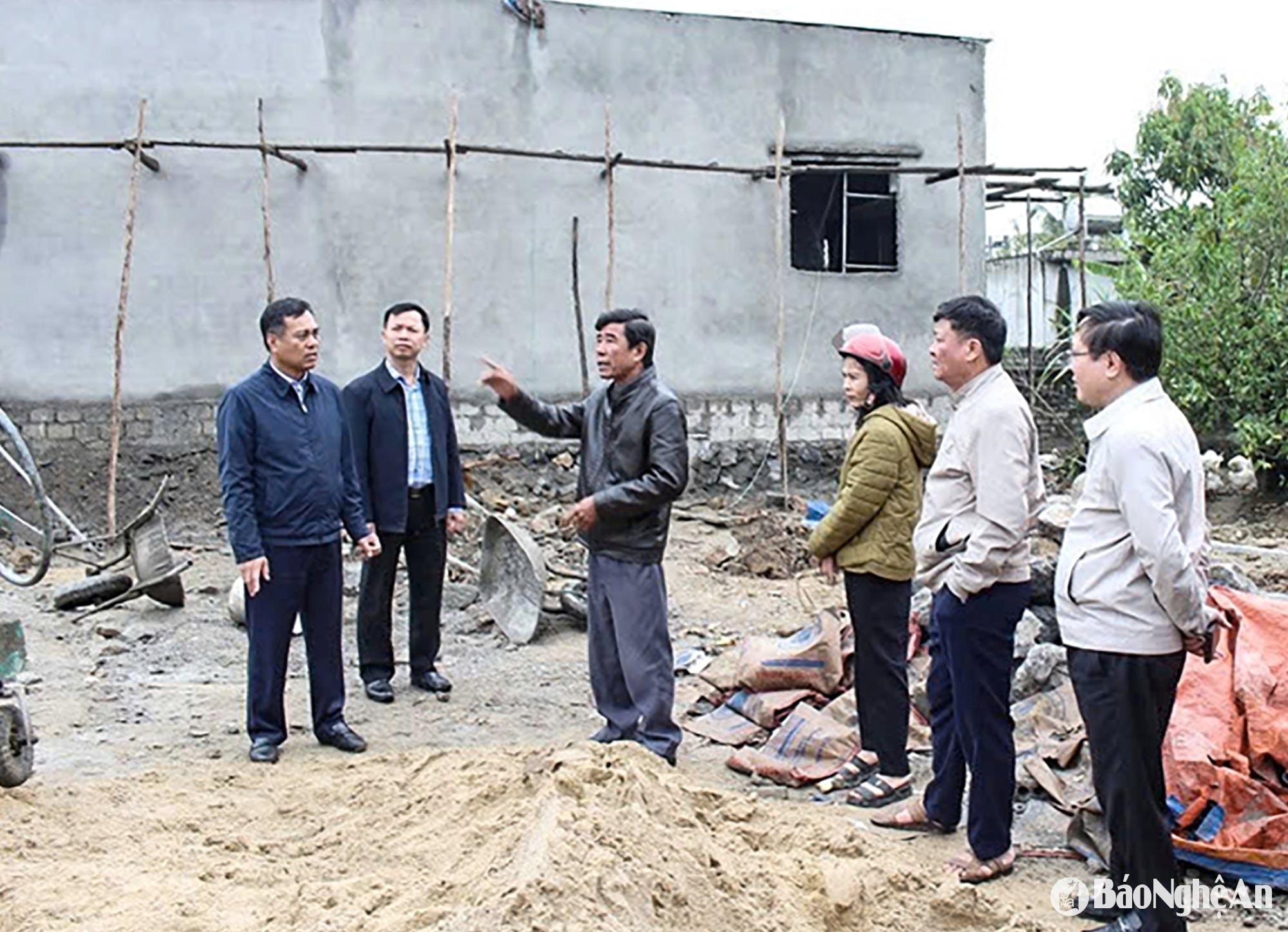 bna_-lanh-dao-huyen-quynh-luu-kiem-tra-doc-thuc-tien-do-lam-nha-o-cho-nguoi-co-hoan-canh-kho-khan-ve-nha-o.-.jpg