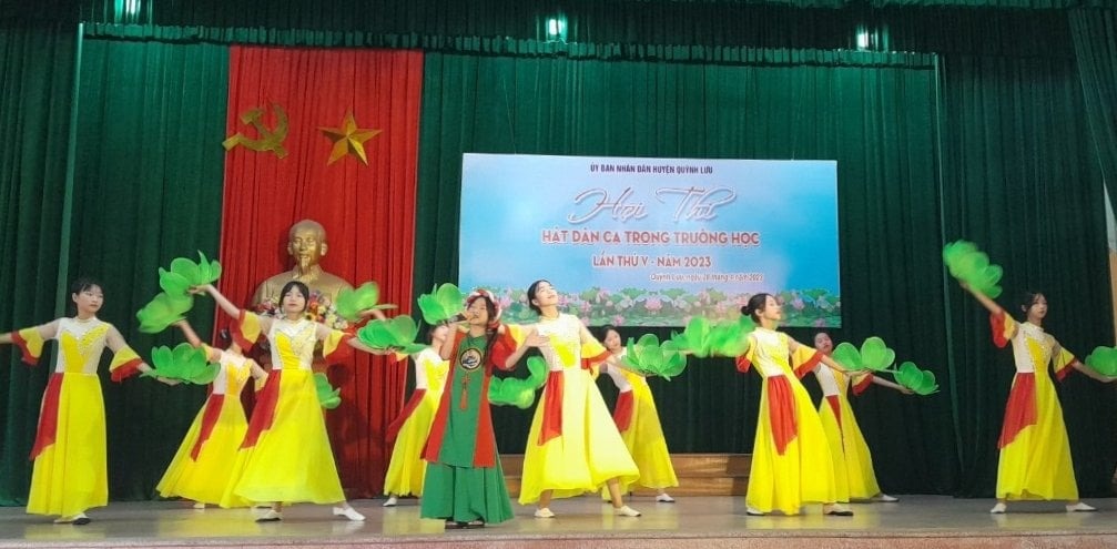 Tiết mục hát múa 'Hành hương về quê Bác' của các em học sinh trường tiểu học và THCS Quỳnh Long, Quỳnh Lưu (Nghệ An) trong chương trình hội thi hát dân ca trong trường học. Tiết mục hát múa 'Hành hương về quê Bác' của các em học sinh trường tiểu học và THCS Quỳnh Long, Quỳnh Lưu (Nghệ An) trong chương trình hội thi hát dân ca trong trường học.