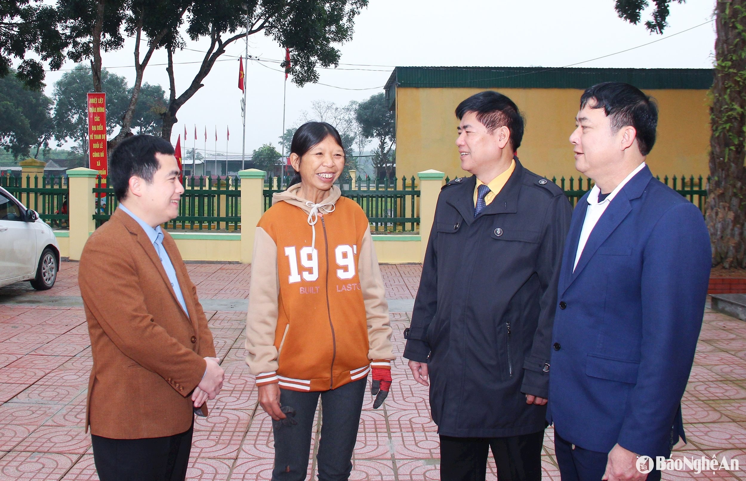 bna_-can-bo-mat-tran-huyen-thanh-chuong-va-xa-thanh-huong-nam-bat-nhu-cau-cua-chi-nguyen-thi-lien-sau-khi-duoc-ho-tro-lam-nha-o.-anh-mai-hoa.jpg