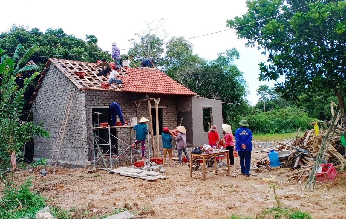 bna_-hoi-phu-nu-cac-cap-o-huyen-yen-thanh-ho-tro-lam-22mai-am-tinh-thuong-22-cho-hoi-vien-ngheo-co-hoan-canh-kho-khan-3c6025f1c2e3b9dac9c7f98cfb5cd774.jpg