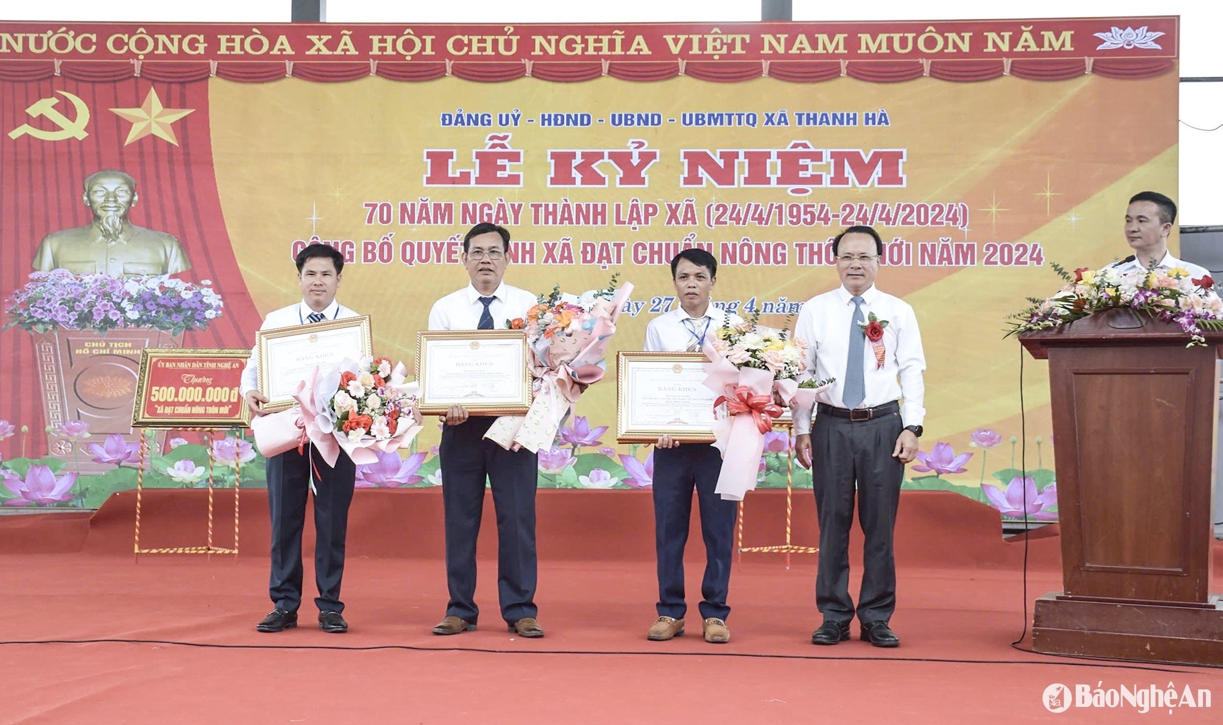bna_dong-chi-nguyen-nam-dinh-trao-tang-bang-khen-.jpg