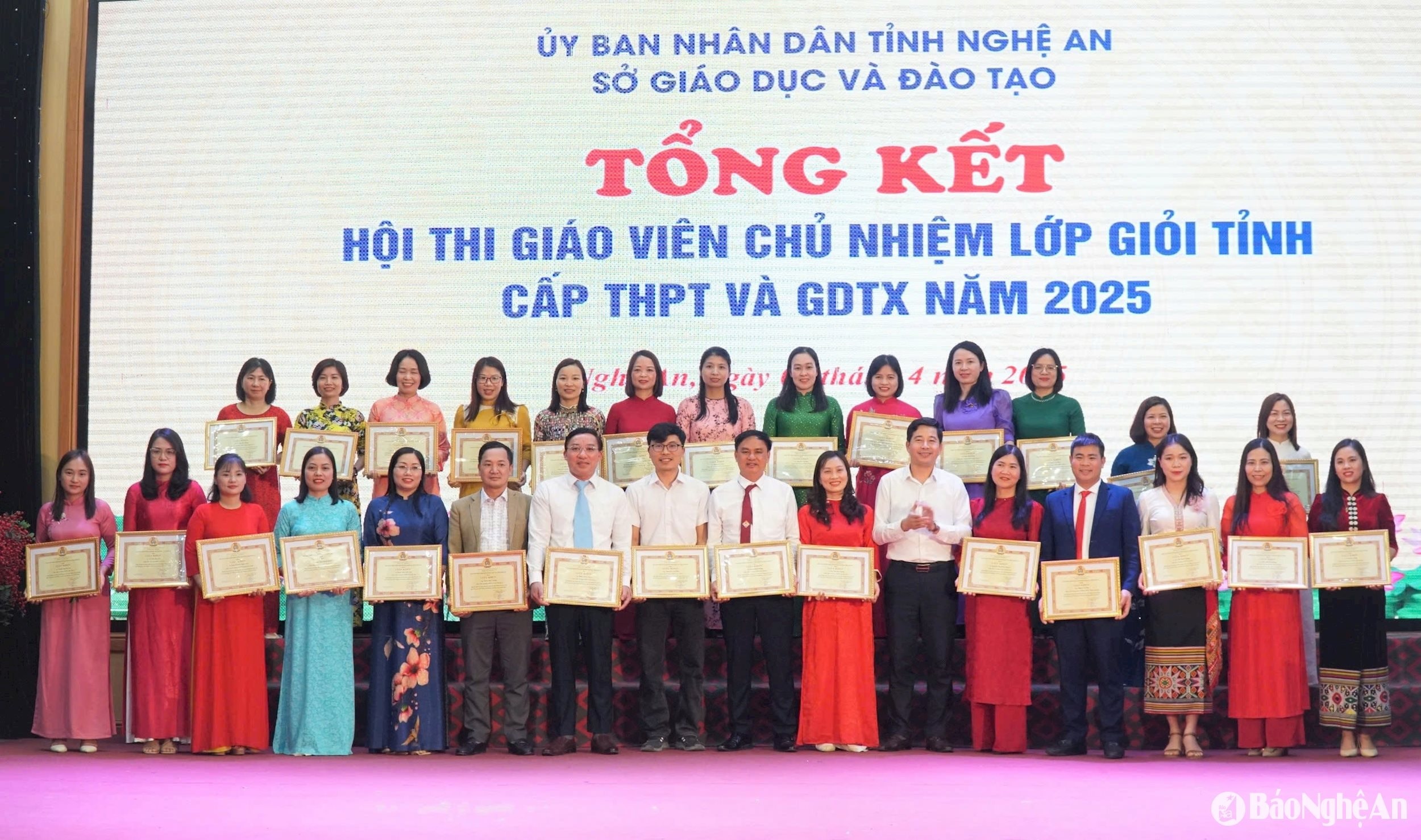 bna_chu-tich-cong-doan-nganh-giao-duc-dang-van-hai-tang-giay-khen-cho-cac-giao-vien-co-thanh-tich-tot-tai-hoi-thi.-anh-my-ha.jpg