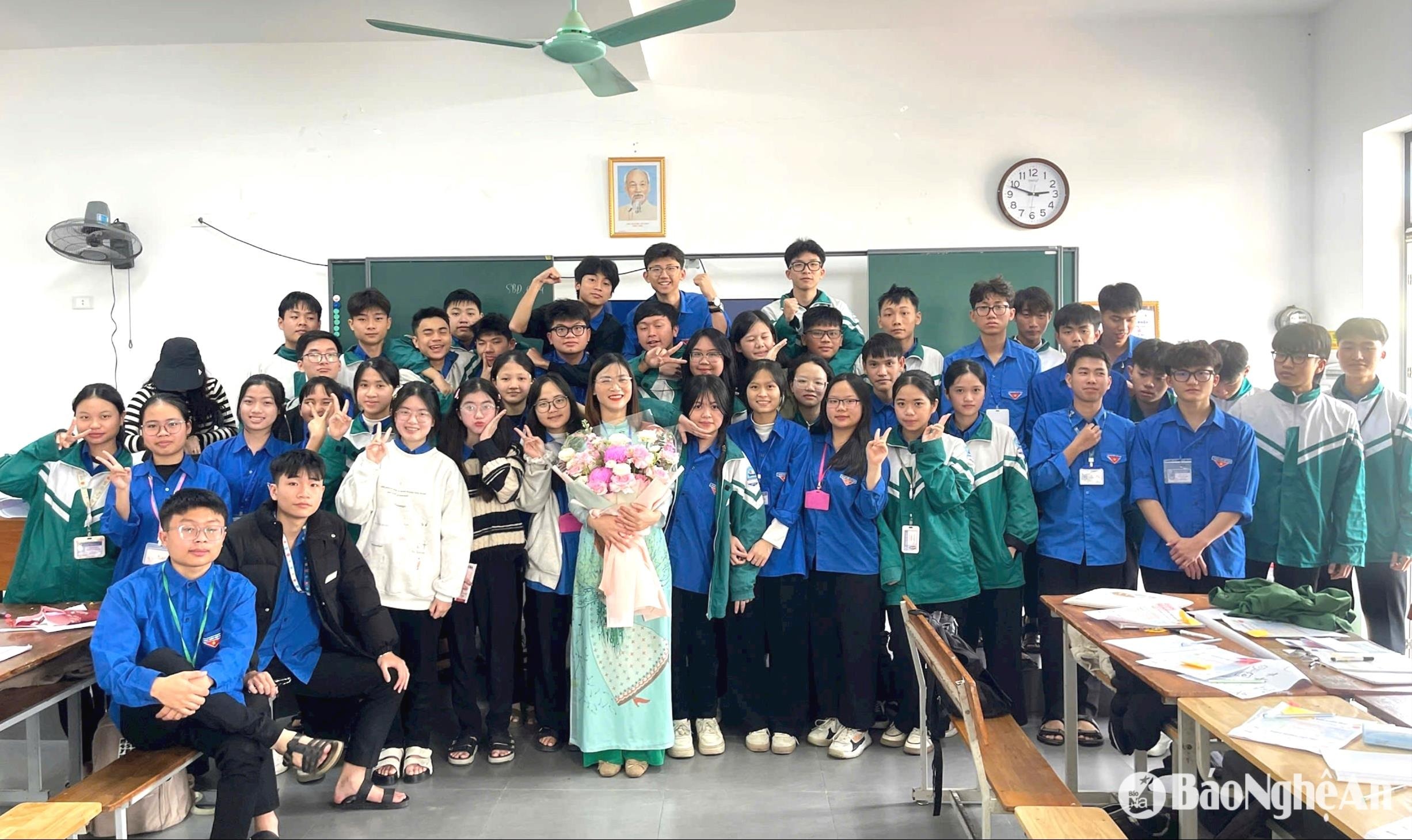 bna_giao-vien-truong-thpt-huynh-thuc-khang-chup-anh-voi-hoc-sinh-truong-thpt-cua-lo-sau-tiet-day-thuc-hanh.-anh-ntcc(1).jpg