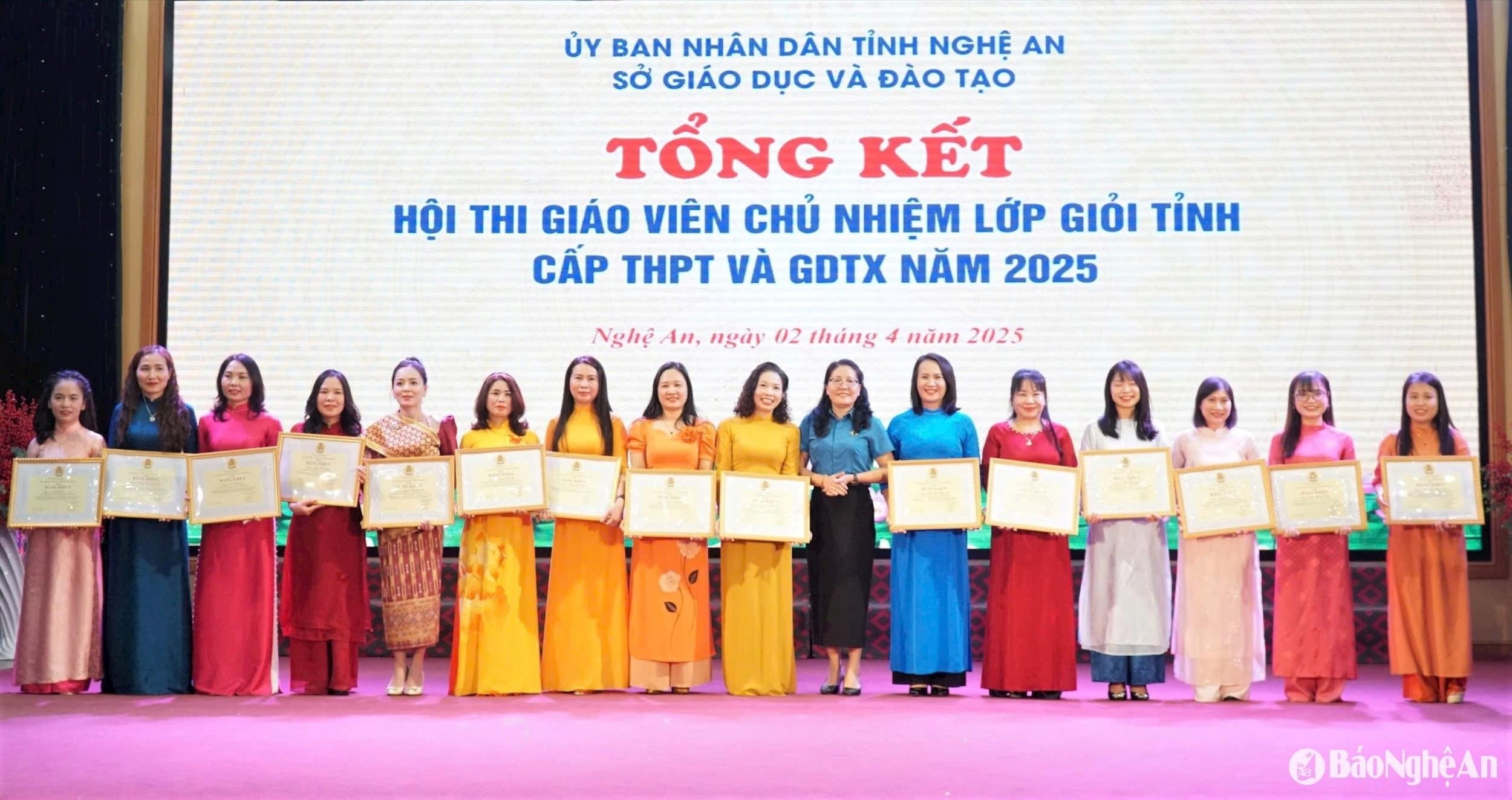 bna_pho-chu-tich-lien-doan-lao-dong-tinh-nguyen-thi-thu-nhi-khen-thuong-cho-16-giao-vien-xuat-sac-nhat-hoi-thi.-anh-my-ha(1).jpg