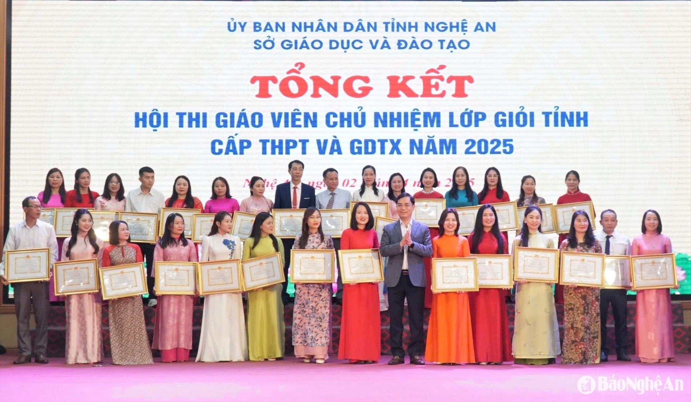 bna_pho-giam-doc-so-giao-duc-va-dao-tao-nguyen-van-khoa-tang-giay-khen-cho-cac-giao-vien-dat-thanh-tich-tot-tai-hoi-thi.-anh-my-ha(1).jpg