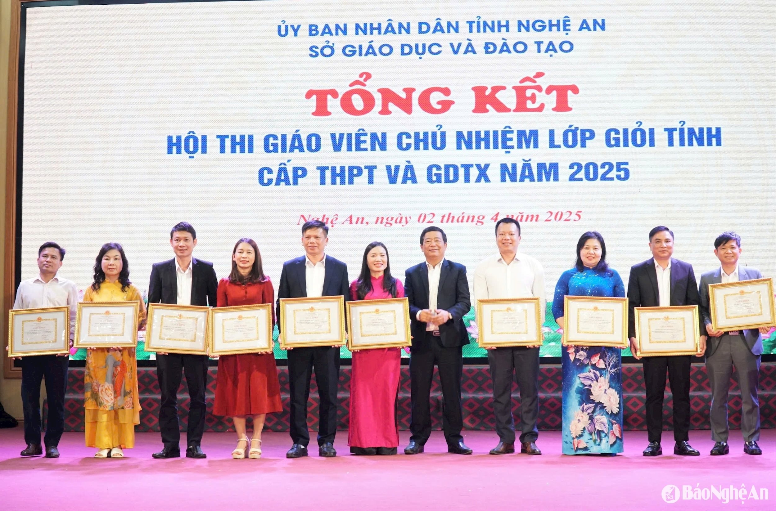 bna_pho-giam-doc-so-giao-duc-va-dao-tao-vo-van-mai-khen-thuong-cho-cac-tap-the-xuat-sac.-anh-my-ha.jpg