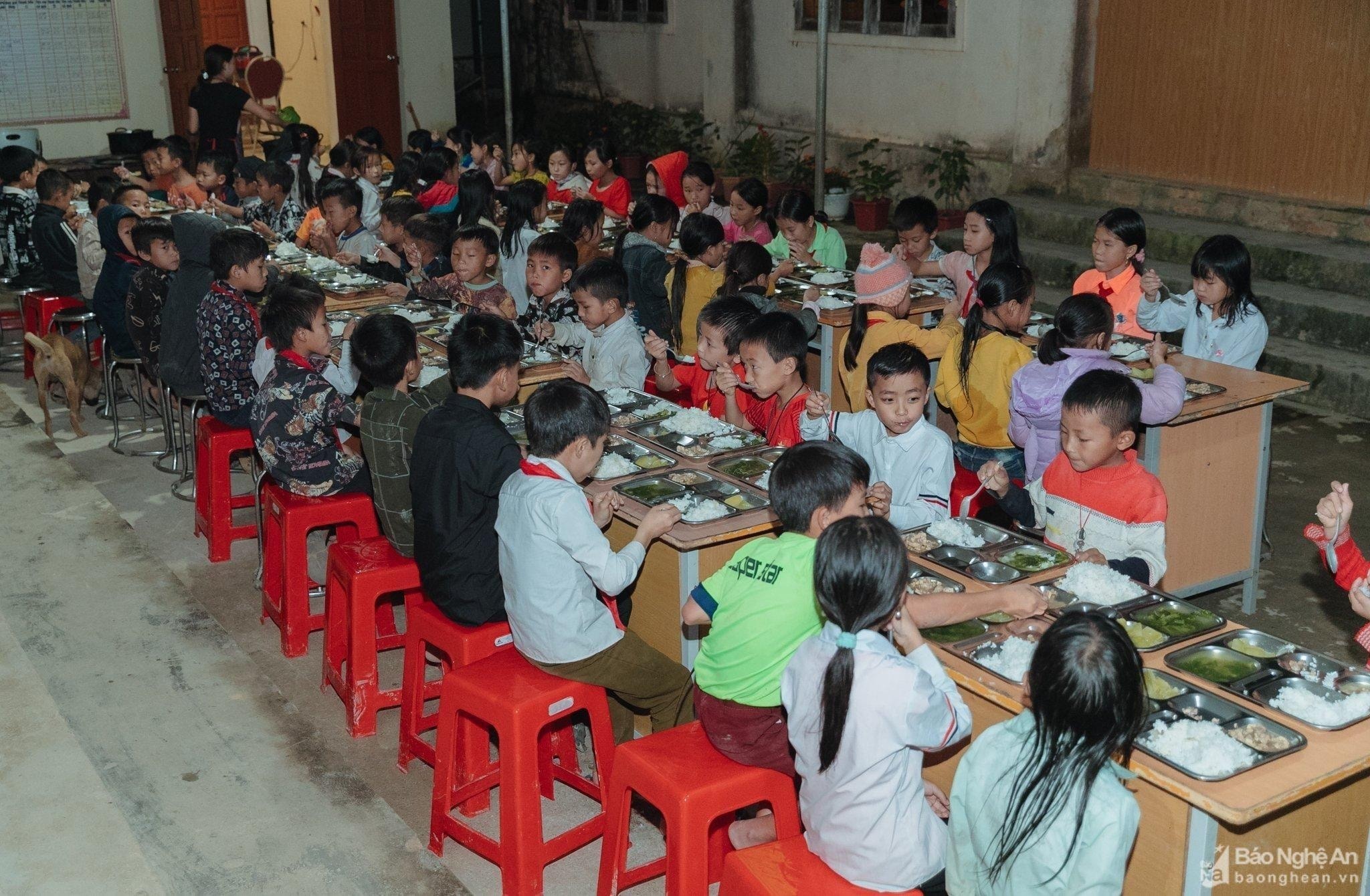 uploaded-myhabna-2022_08_26-_nhung-bua-com-cua-hoc-sinh-ban-tru-truong-tieu-hoc-do-oc-may-ky-son-2-anh-duc-anh-7169.jpg