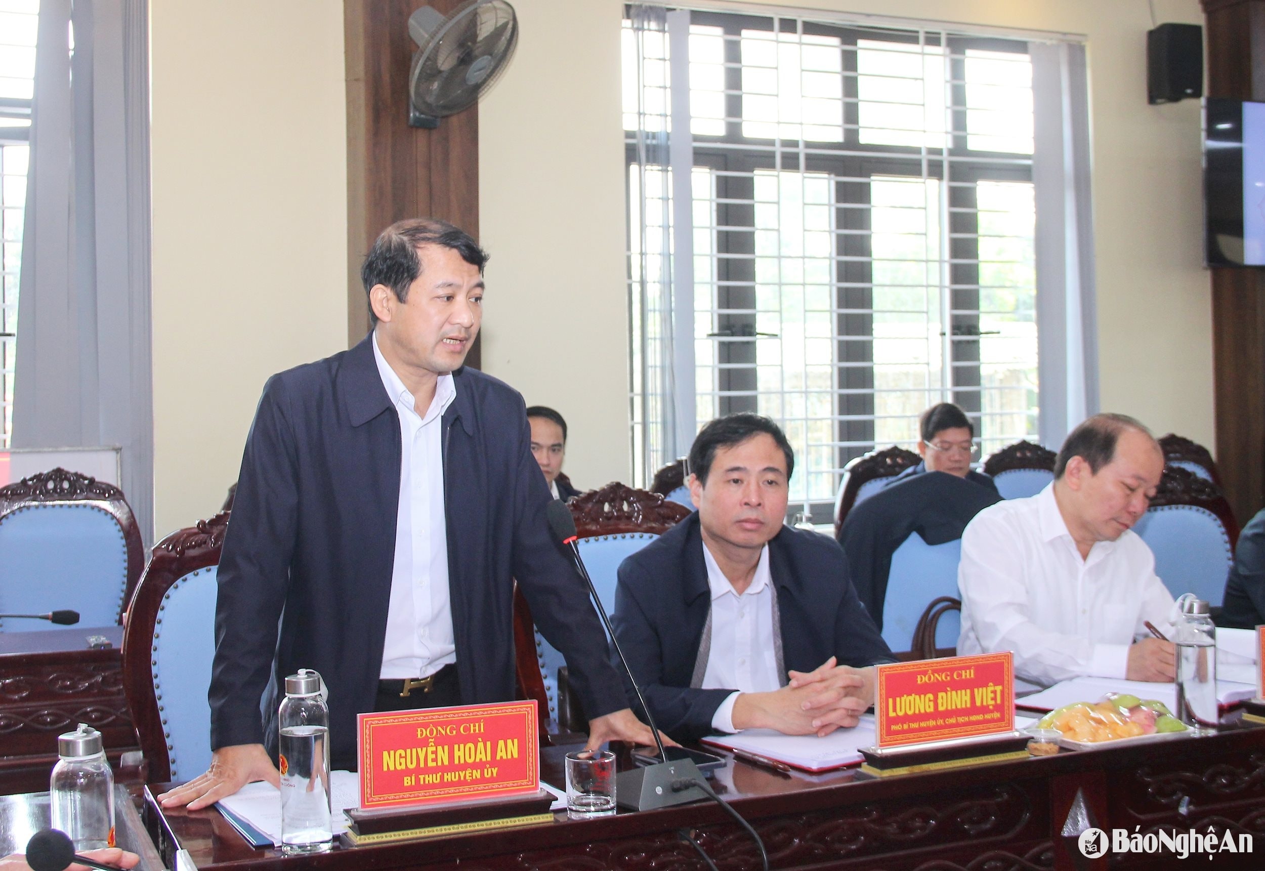bna_-dong-chi-bi-thu-huyen-uy-con-cuong-neu-mot-so-kien-nghi-voi-doan-cong-tac.-anh-mai-hoa.jpg