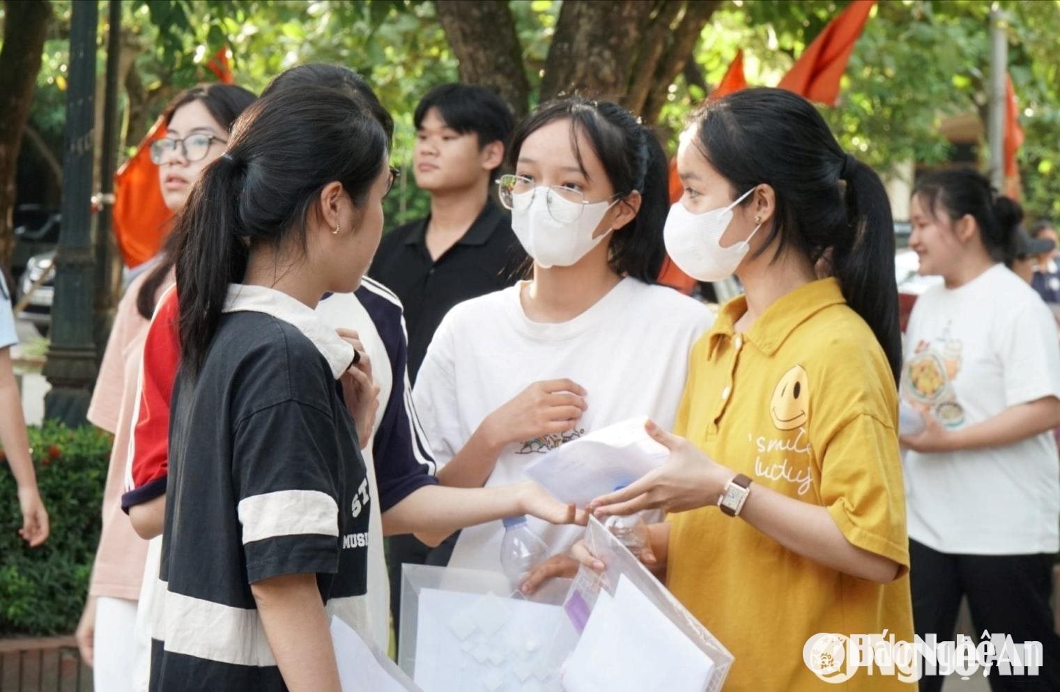 bna_thi-sinh-trao-doi-bai-sau-khi-hoan-thanh-ky-thi-lop-10-1-.jpg