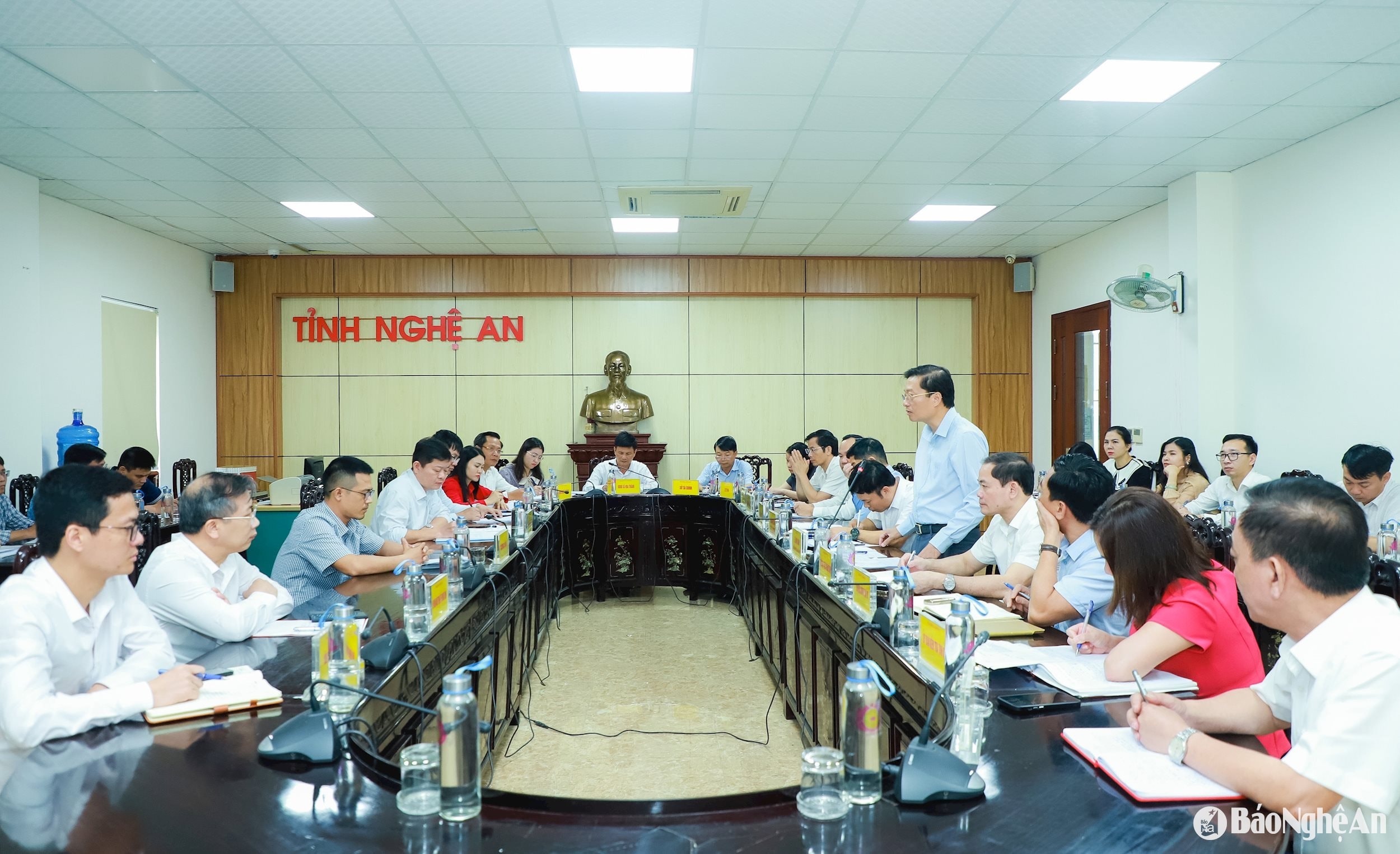 bna_le-hong-vinh-tiep-cong-dan.jpg