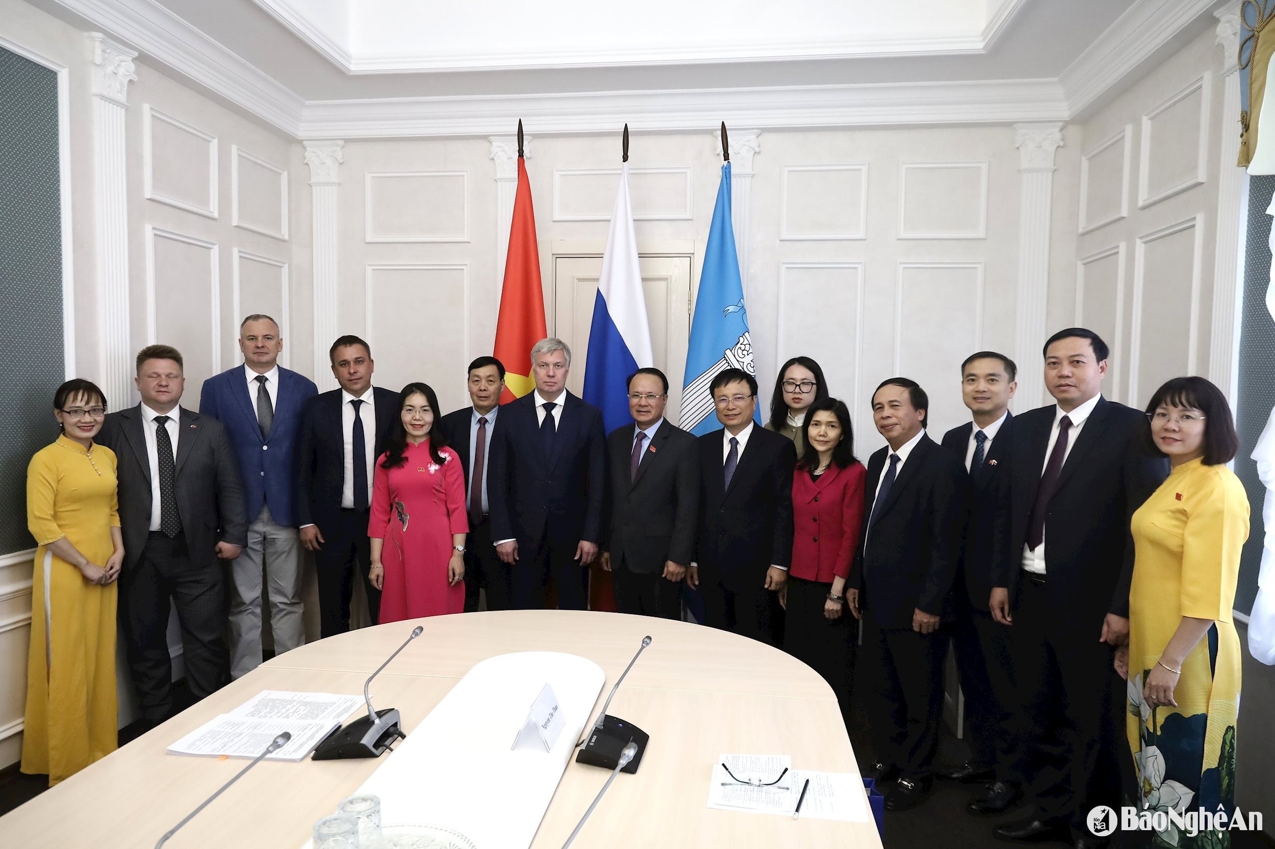 bna_-cac-dai-bieu-chup-anh-luu-niem-tai-cuoc-lam-viec.jpg