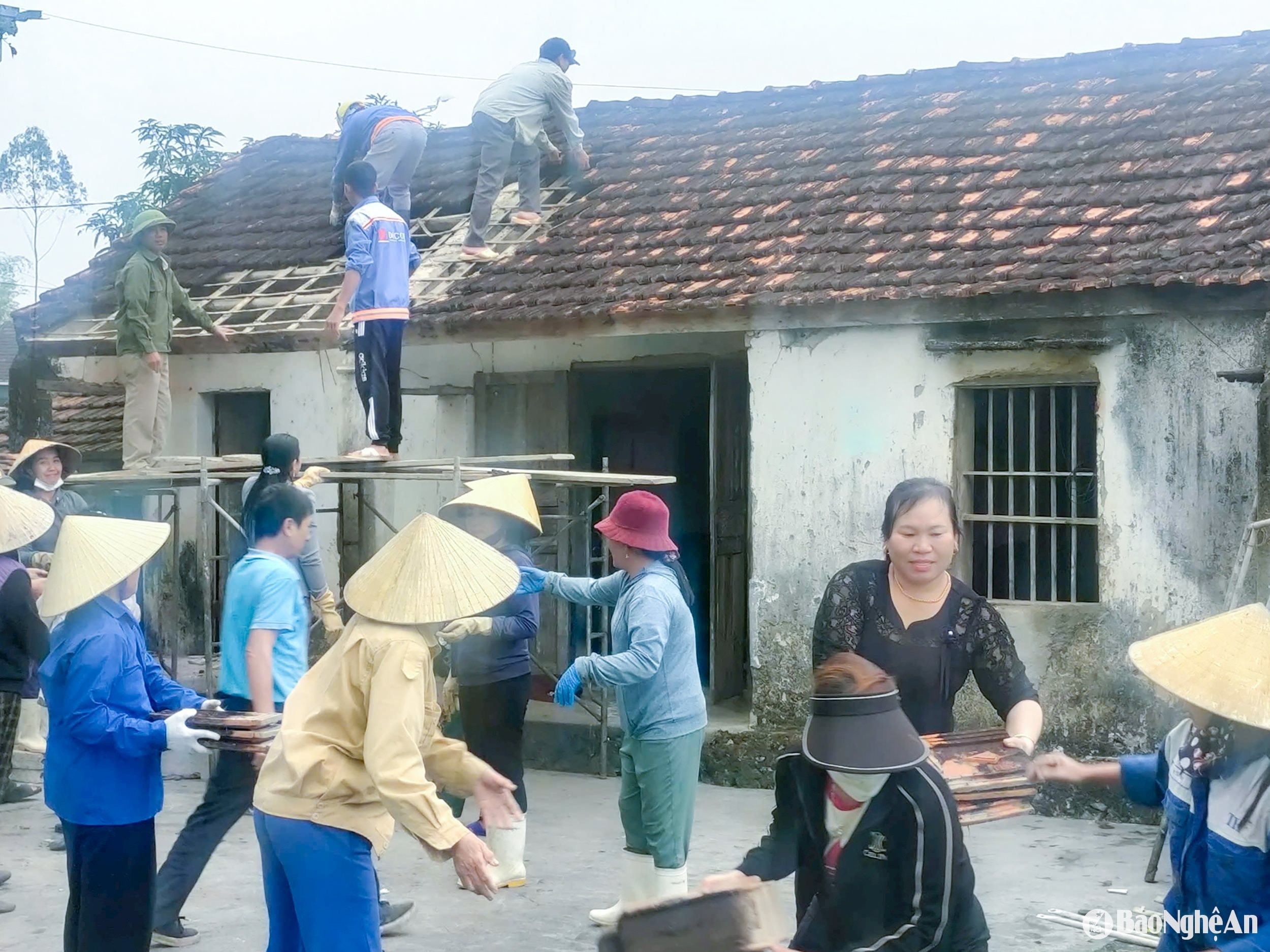 bna_-cac-luc-luong-trong-he-thong-chinh-tri-va-nguoi-dan-xa-lang-thanh-huyen-yen-thanh-ho-tro-nguoi-dan-pha-do-nha-cu.jpg