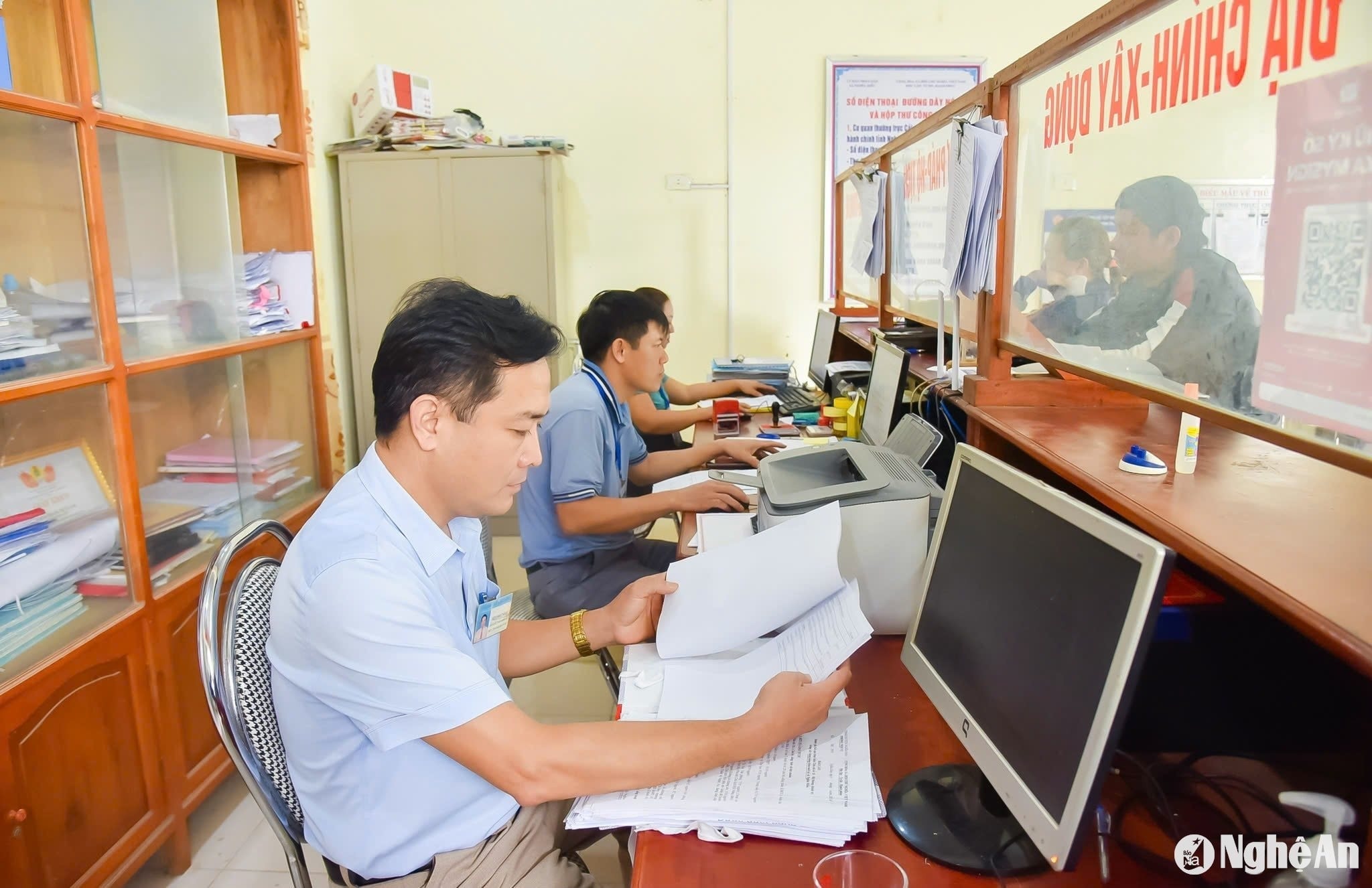 can-bo-xa-nghia-hieu-nghia-dan-giai-quyet-thu-tuc-hanh-chinh-cho-nguoi-dan.-anh-t.-le.jpeg