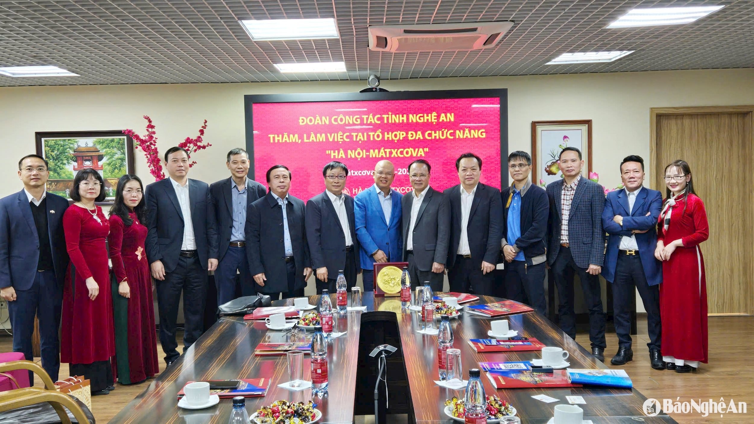 bna_-doan-cong-tac-tinh-nghe-an-lam-viec-voi-hoi-dong-huong-nghe-an-tai-nga.jpg