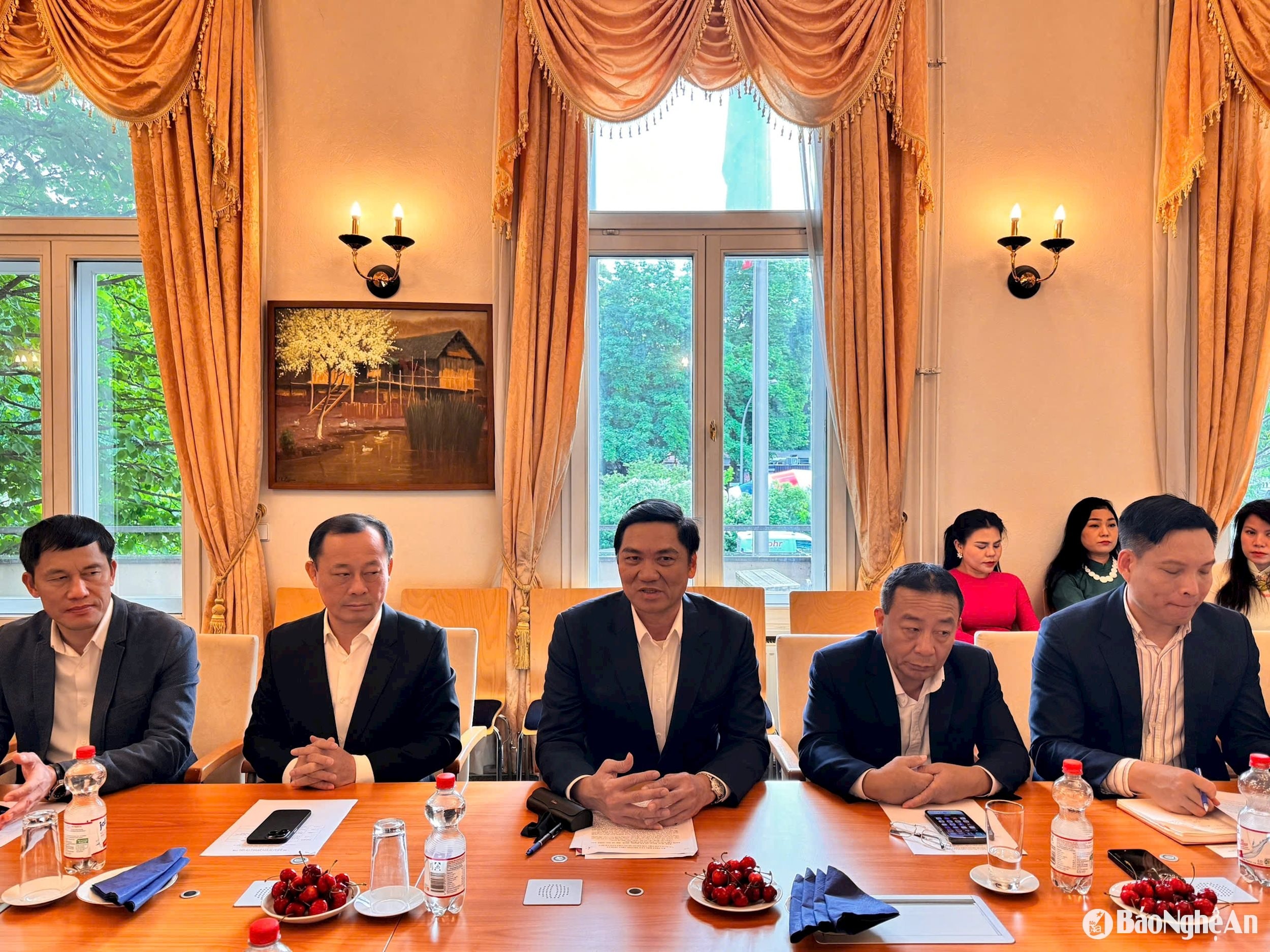 bna_dong-chi-hoang-nghia-hieu-va-cac-dai-bieu-du-h-1.jpg
