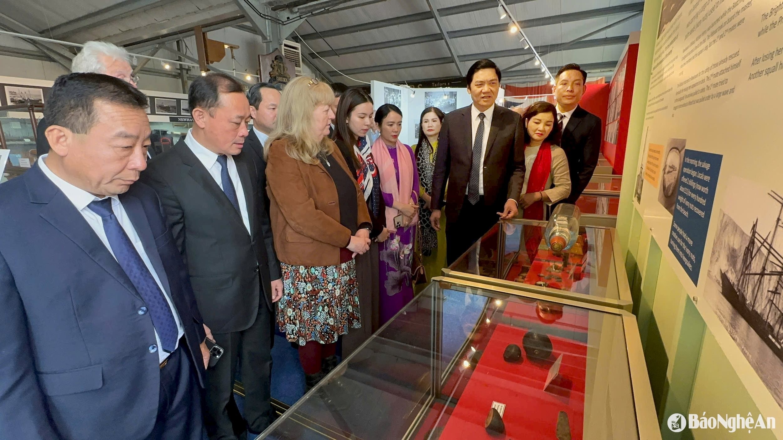 bna_4.-2.-doan-cong-tac-tinh-nghe-an-tham-quan-khu-trung-bay-ton-vinh-chu-tich-ho-chi-minh-tai-bao-tang-newhaven.jpg