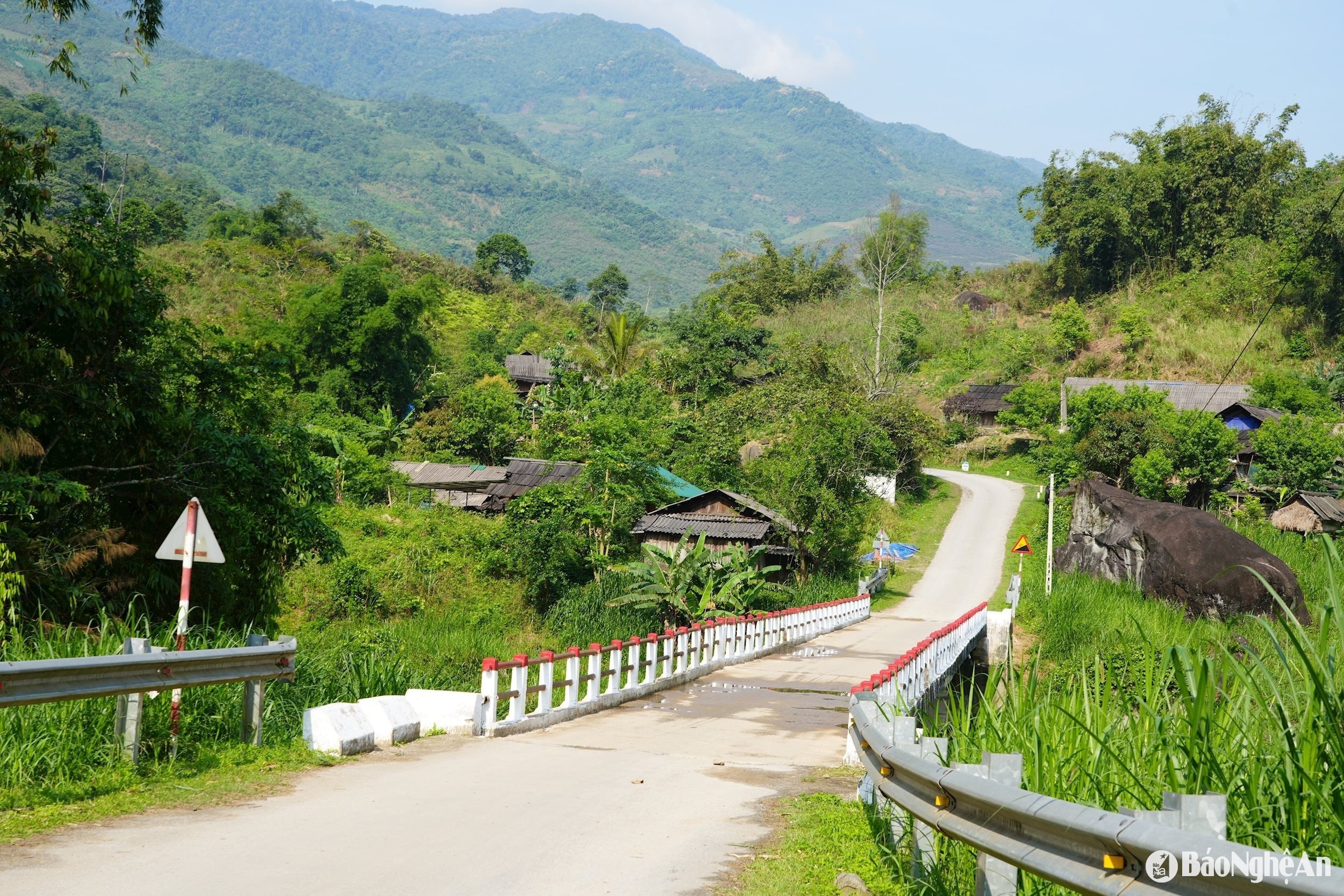 bna_duong-vao-ban-buoc-mu-2-xa-na-ngoi-ky-son-thap-thoang-nhung-mai-nha-lop-go-samu.-anh-thanh-phuc.jpg