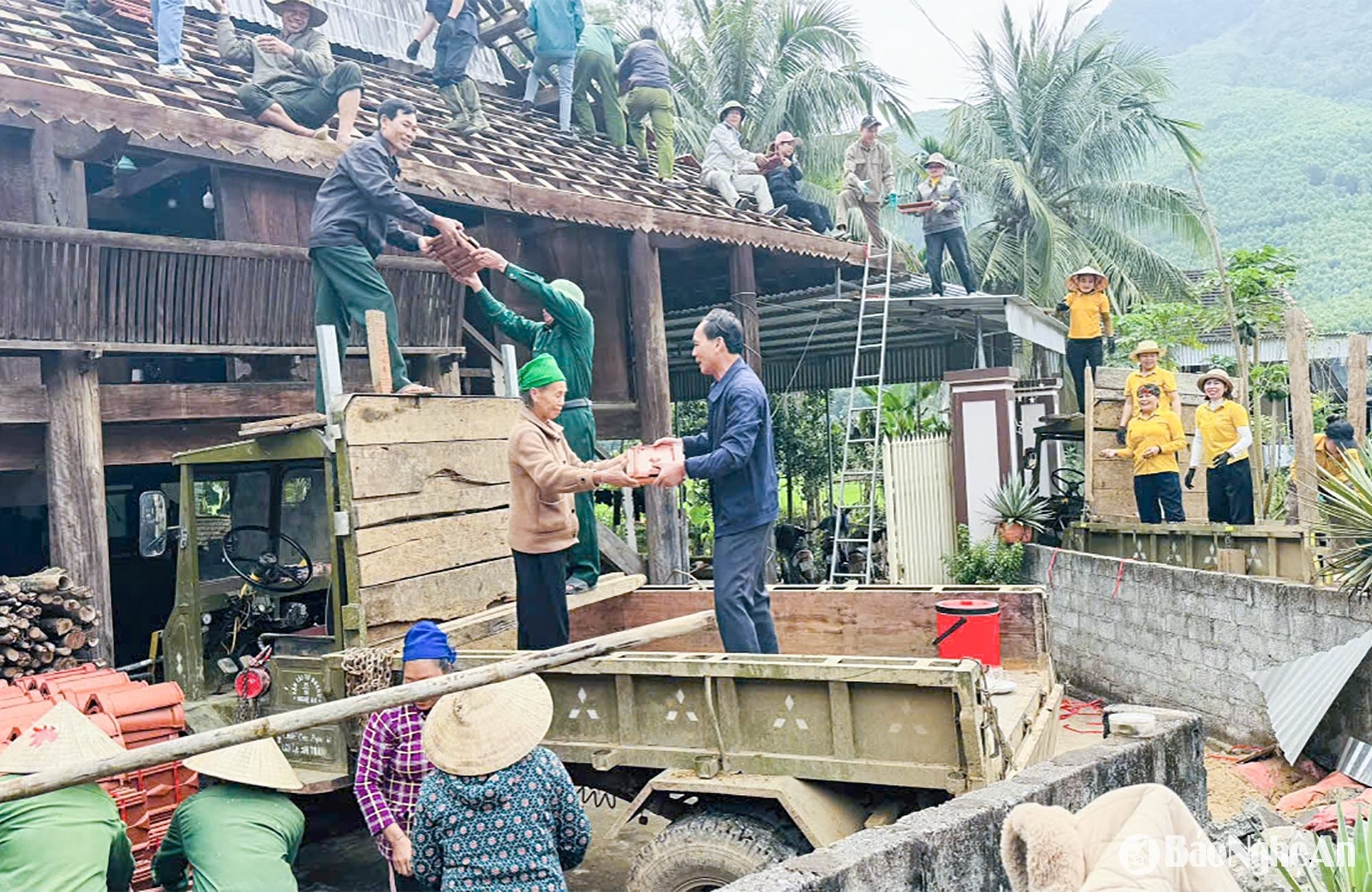bna_-can-bo-cong-chuc-va-nhan-dan-xa-chau-cuong-huyen-quy-hop-chung-tay-lam-nha-cho-nguoi-dan.-anh-.jpg
