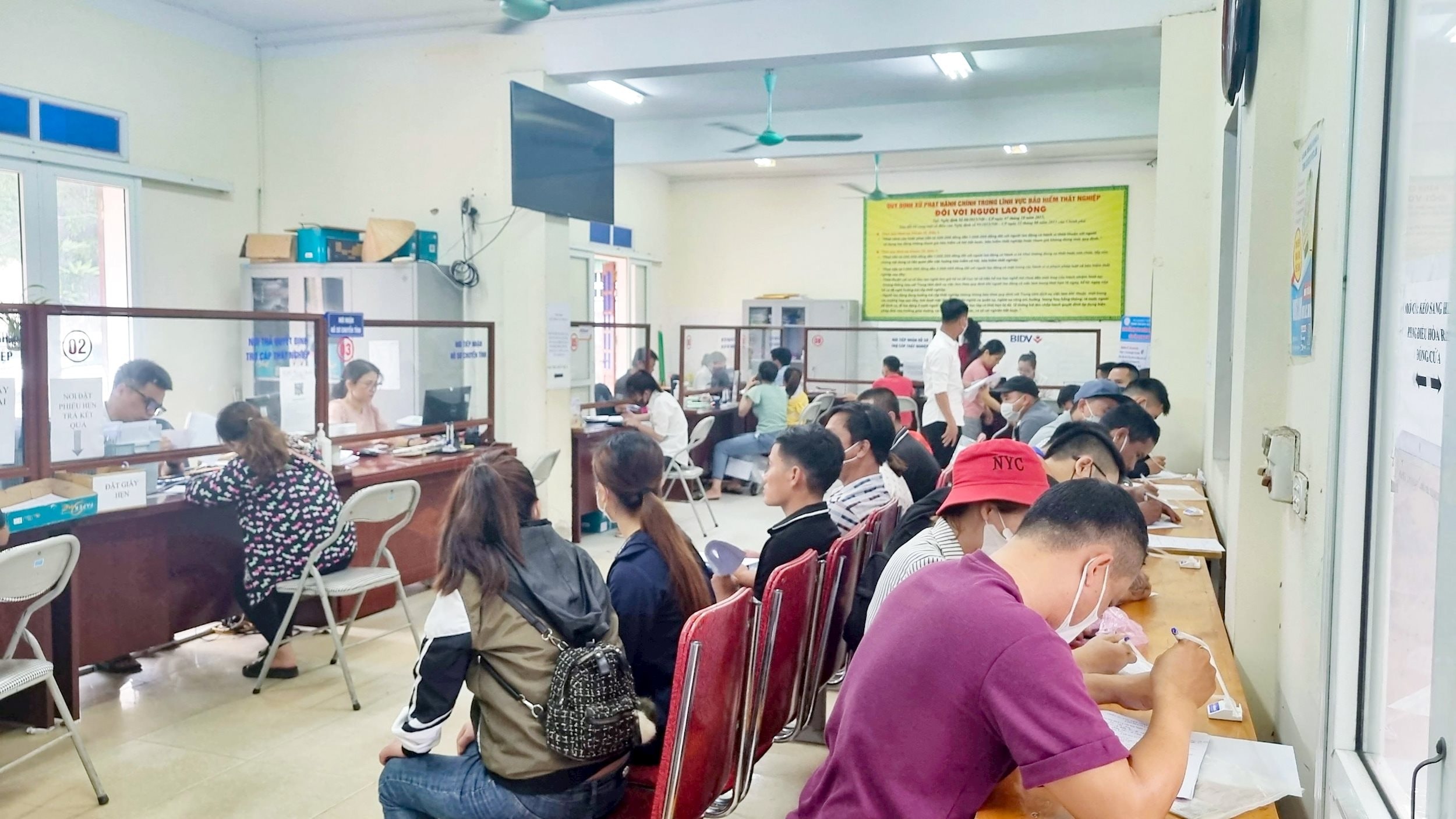 lao-dong-lam-thu-tuc-dang-ky-bao-hiem-that-nghiep-tai-trung-tam-dich-vu-viec-lam-nghe-an.-anh-minh-quan.jpeg