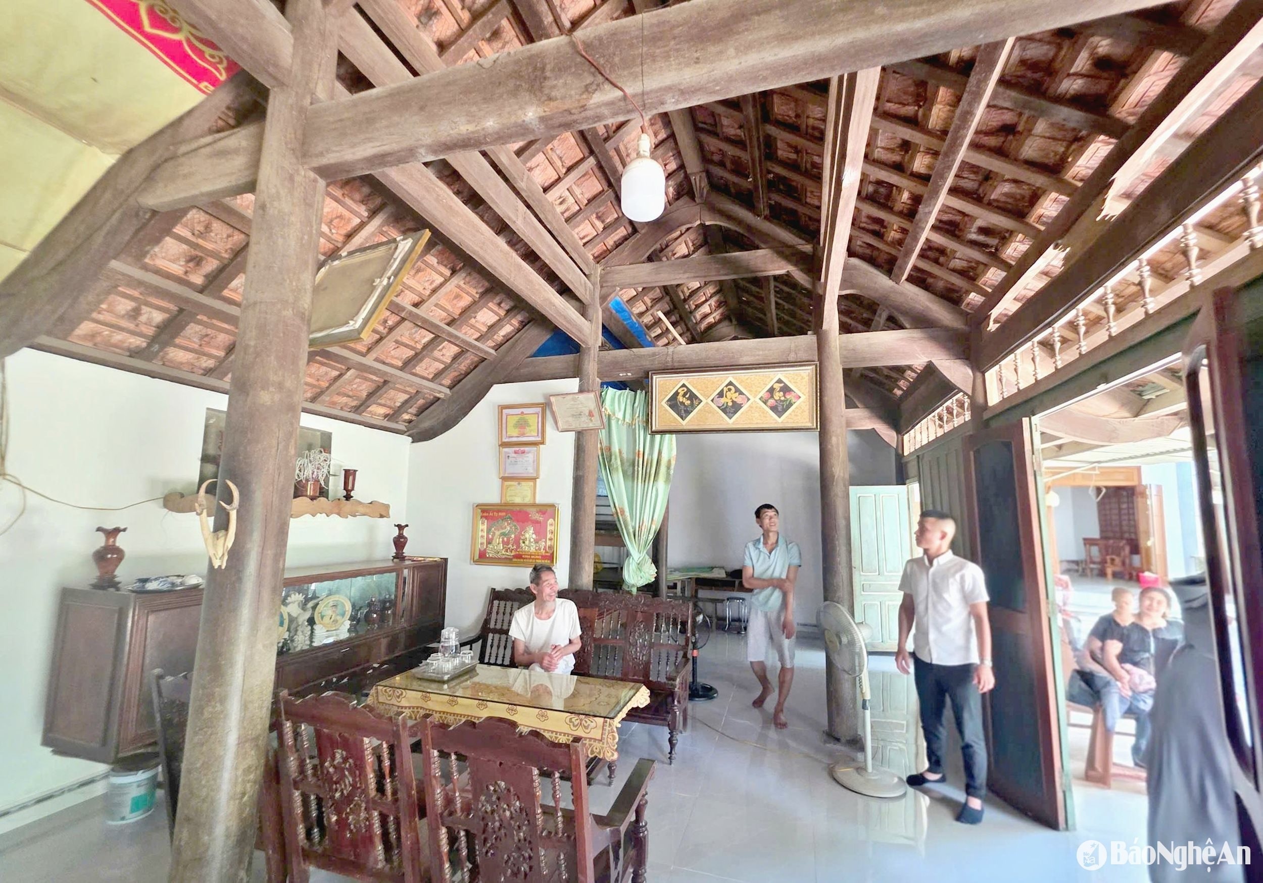 bna_ong-lac-trong-ngoi-nha-moi-sua-chua.jpg