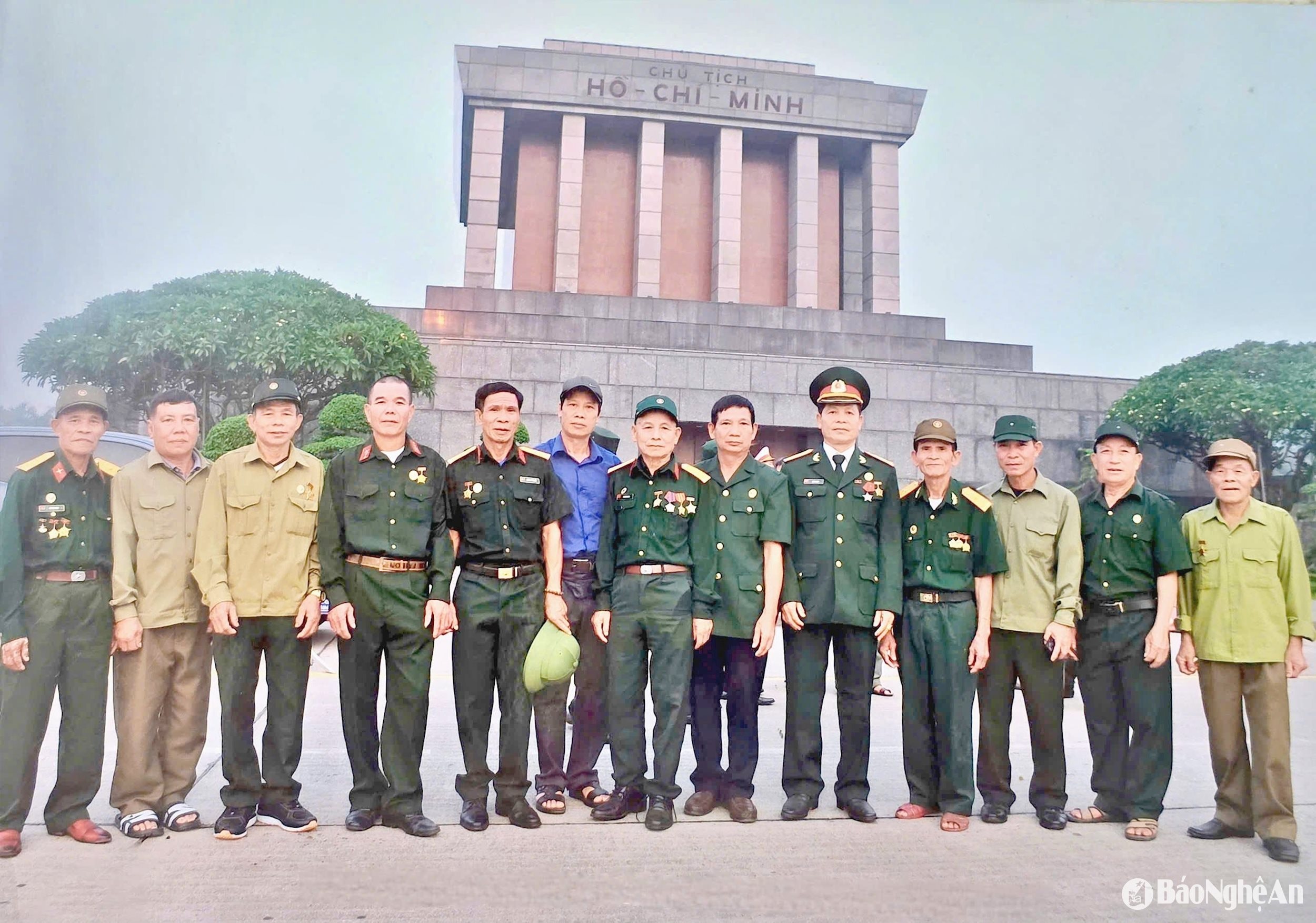 bna_ong-thang-chup-anh-luu-niem-cung-dong-doi.jpg
