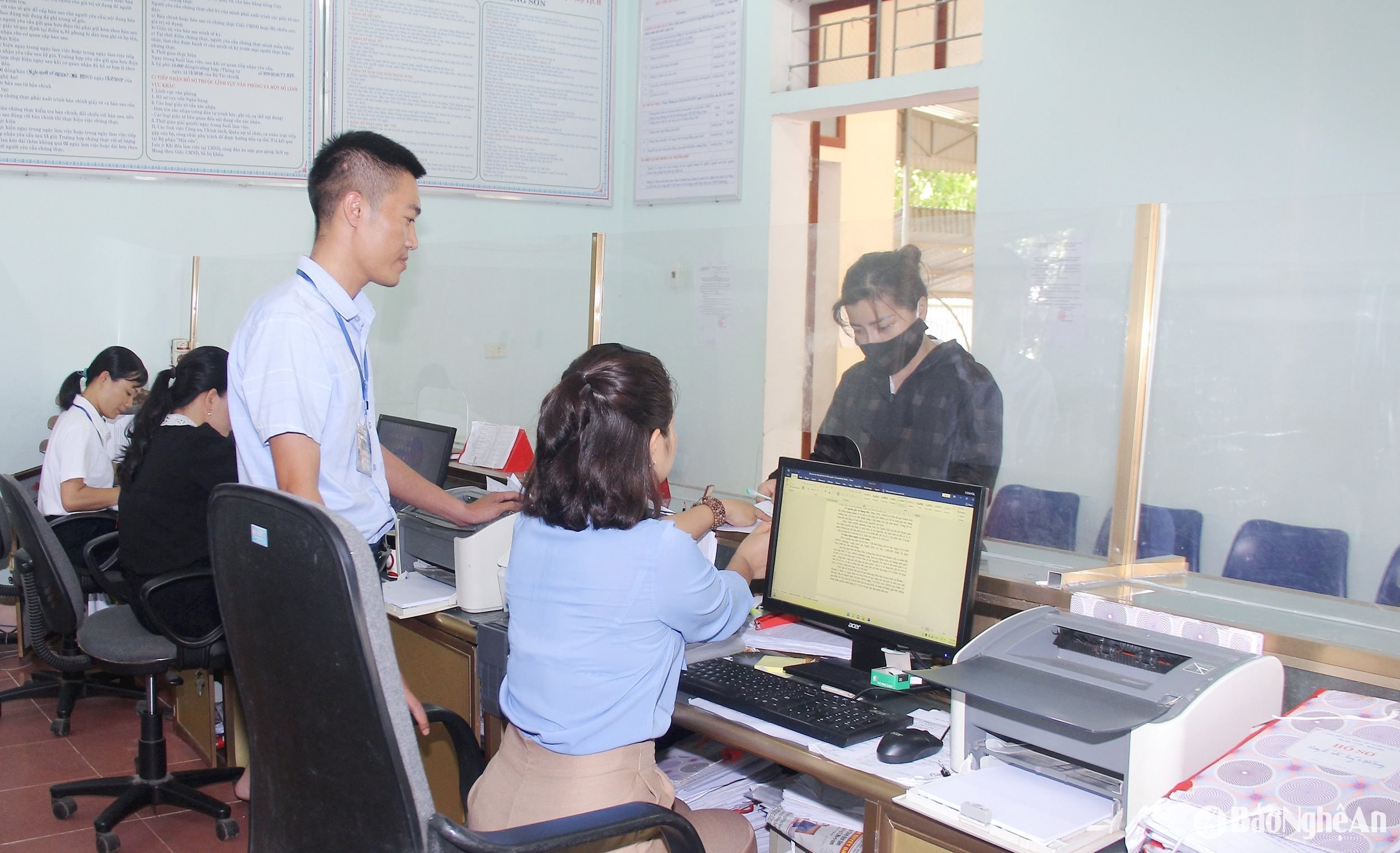 bna_-can-bo-cong-chuc-phuong-long-son-thi-xa-thai-hoa-giai-quyet-cong-viec-cho-nguoi-dan-tao-bo-phan-22mot-cua-22.-anh-mai-hoa.jpg
