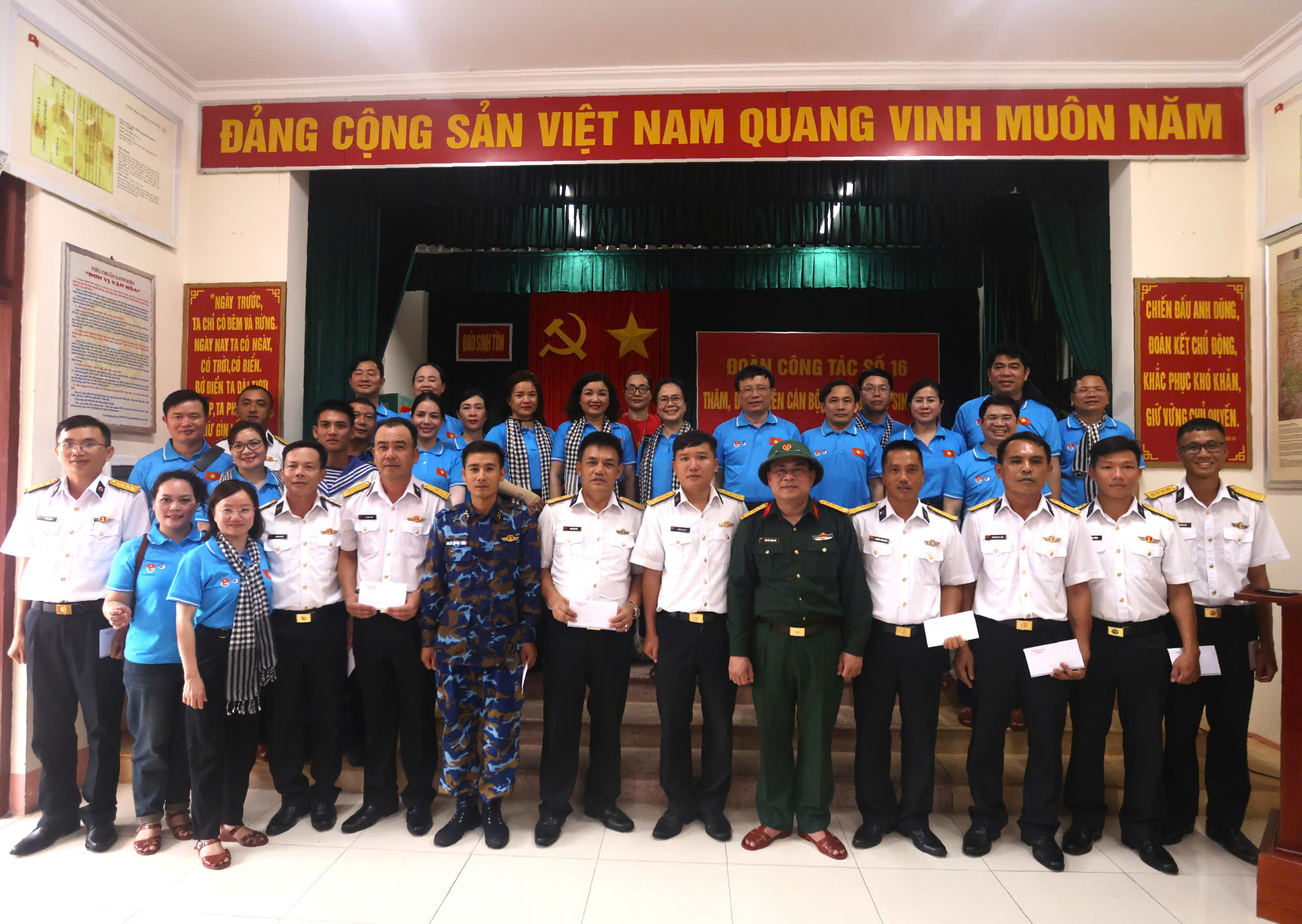 bna_gap-go-can-bo-chien-sy-que-o-nghe-an-tai-dao-sinh-ton-42afe67a5a93905294af1916e76146c7.jpg