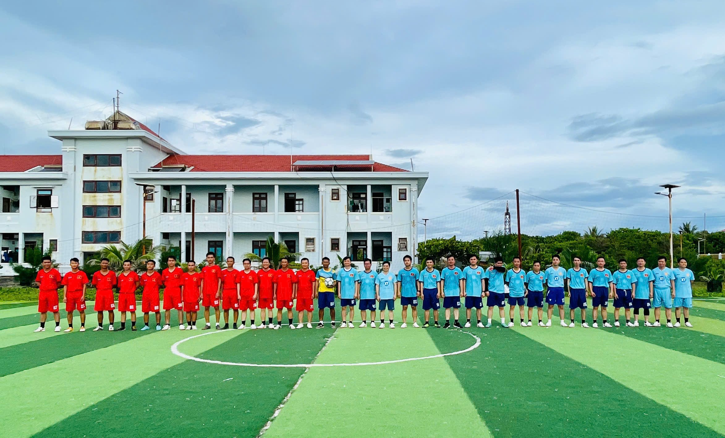 bna_giao-huu-bong-da-voi-quan-dan-tren-dao-truong-sa.jpg