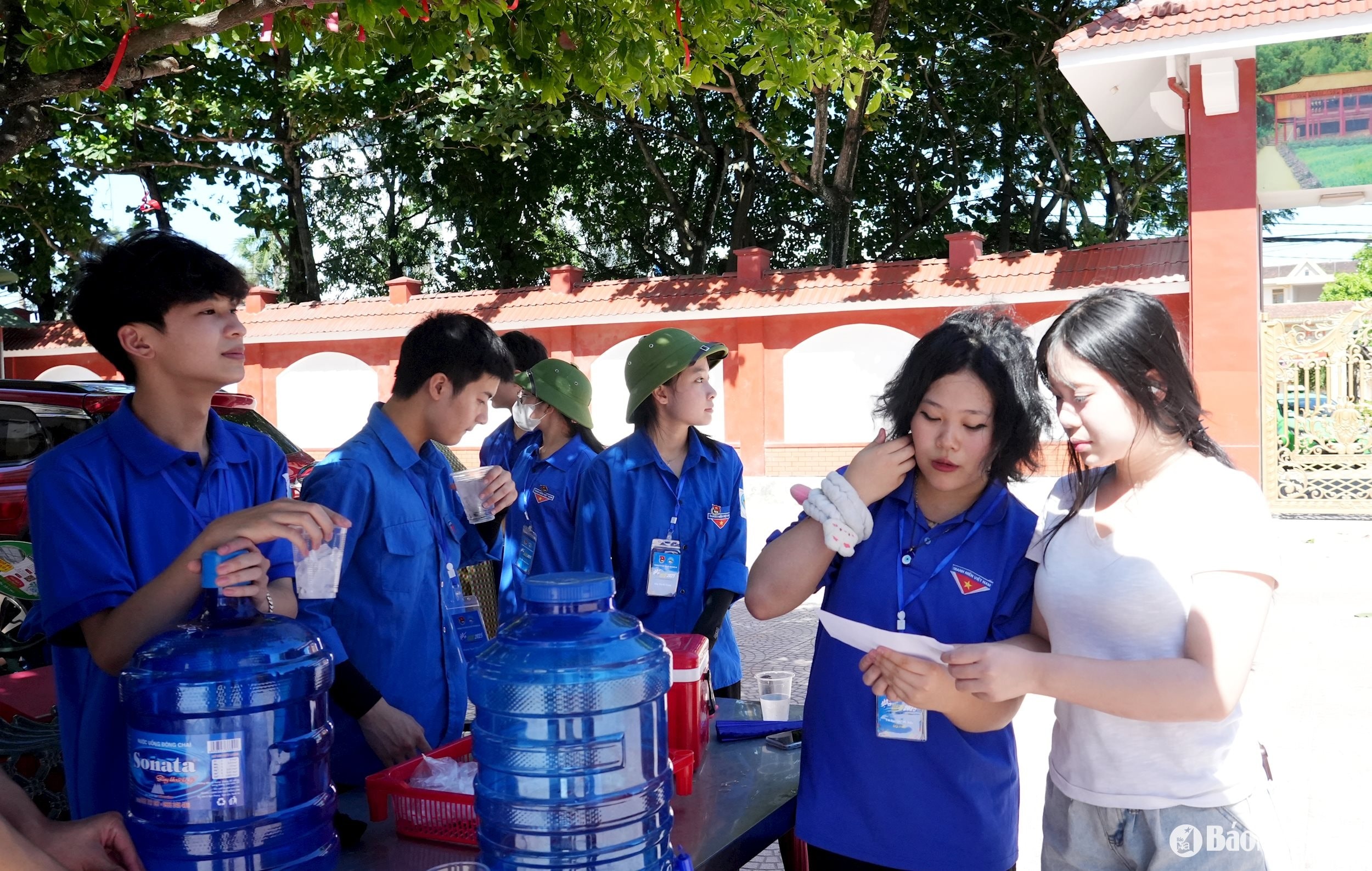 bna_doi-tinh-nguyen-truong-ptth-dtnt-tinh-ho-tro-cac-thi-sinh-tham-du-ky-thi-tuyen-sinh-vao-lop-10.-anh-duc-anh(1).jpg