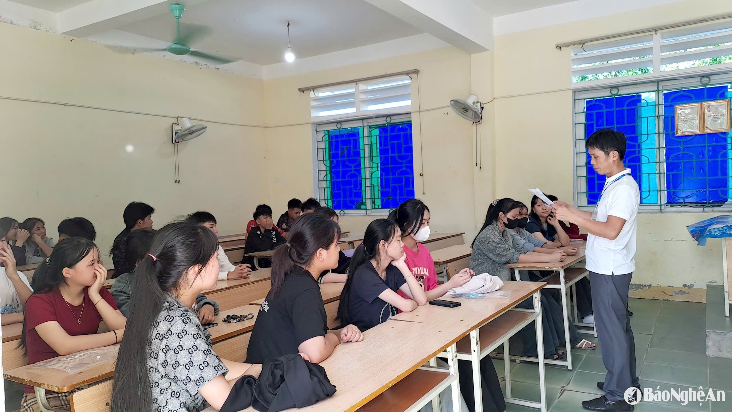 bna_thi-sinh-tai-diem-thi-truong-thpt-que-phong-nghe-pho-bien-quy-che-thi.-anh-my-ha.jpg