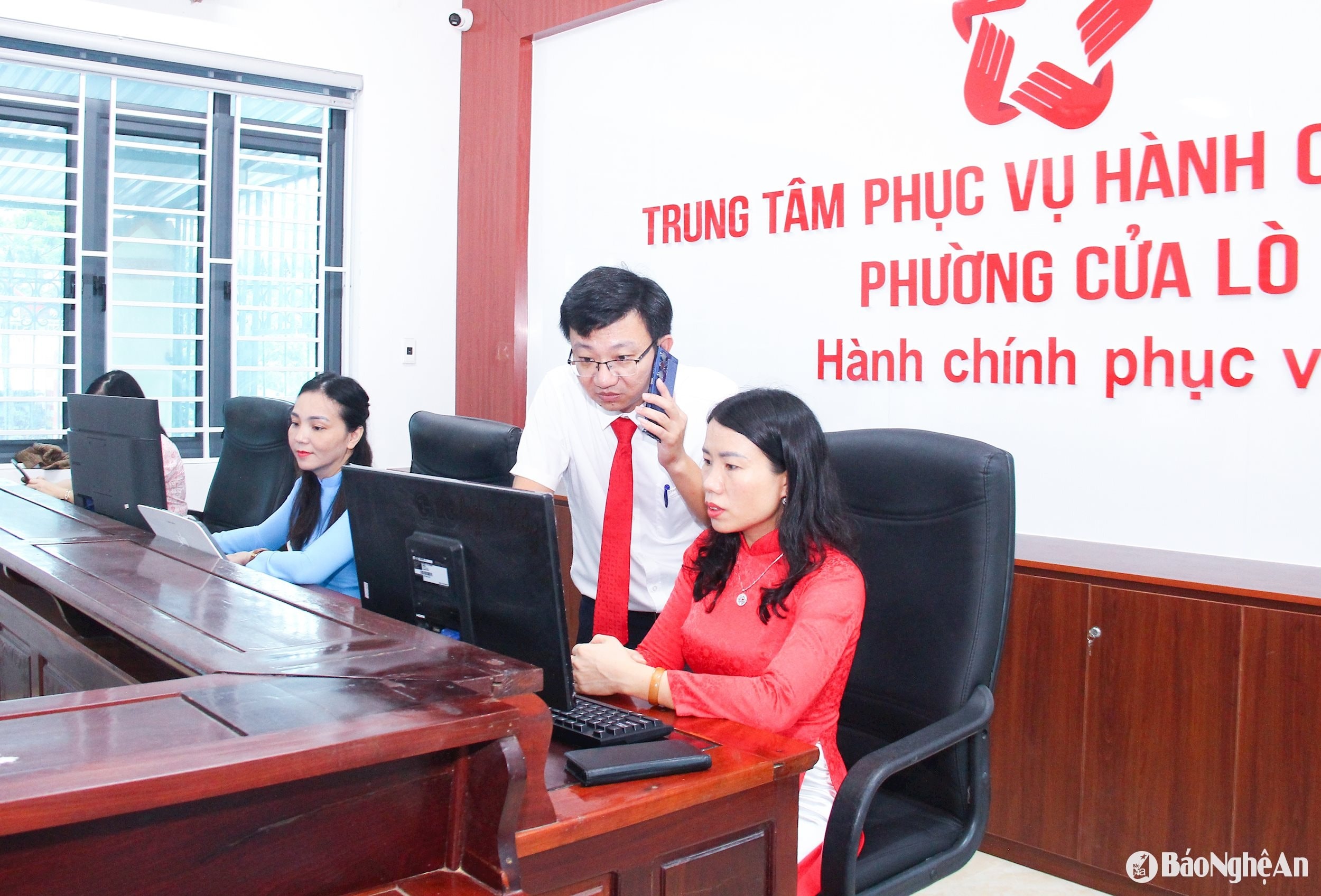 bna_-can-bo-comg-chuc-trung-tam-phuc-vu-hanh-chinh-cong-phuong-cua-lo-van-hanh-thu-he-thong-thiet-bi.-anh-mai-hoa.jpg