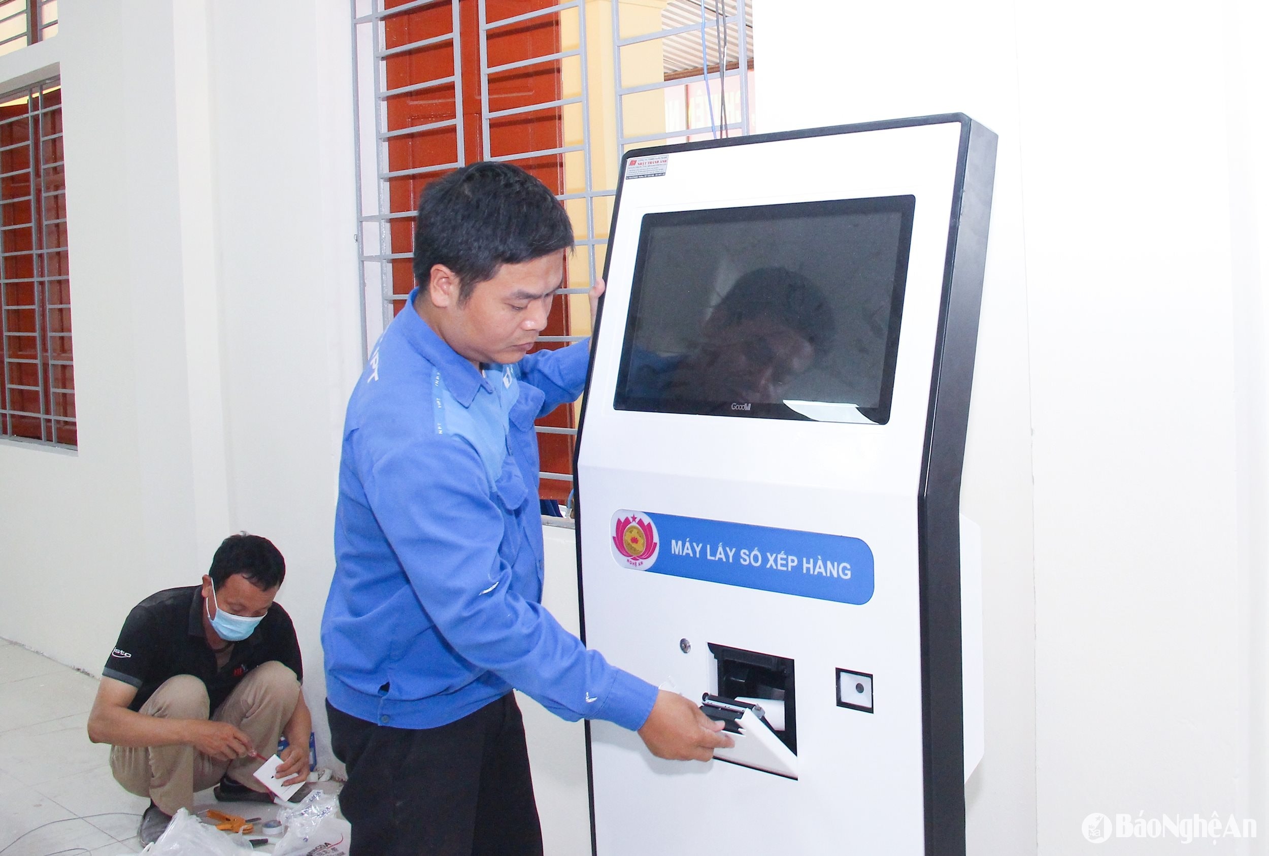 bna_-lap-dat-may-bam-so-thu-tu-va-lua-chon-dich-vu-giao-dich-tai-trung-tam-phuc-vu-hanh-chinh-cong-phuong-vinh-phu.-anh-mai-hoa.jpg
